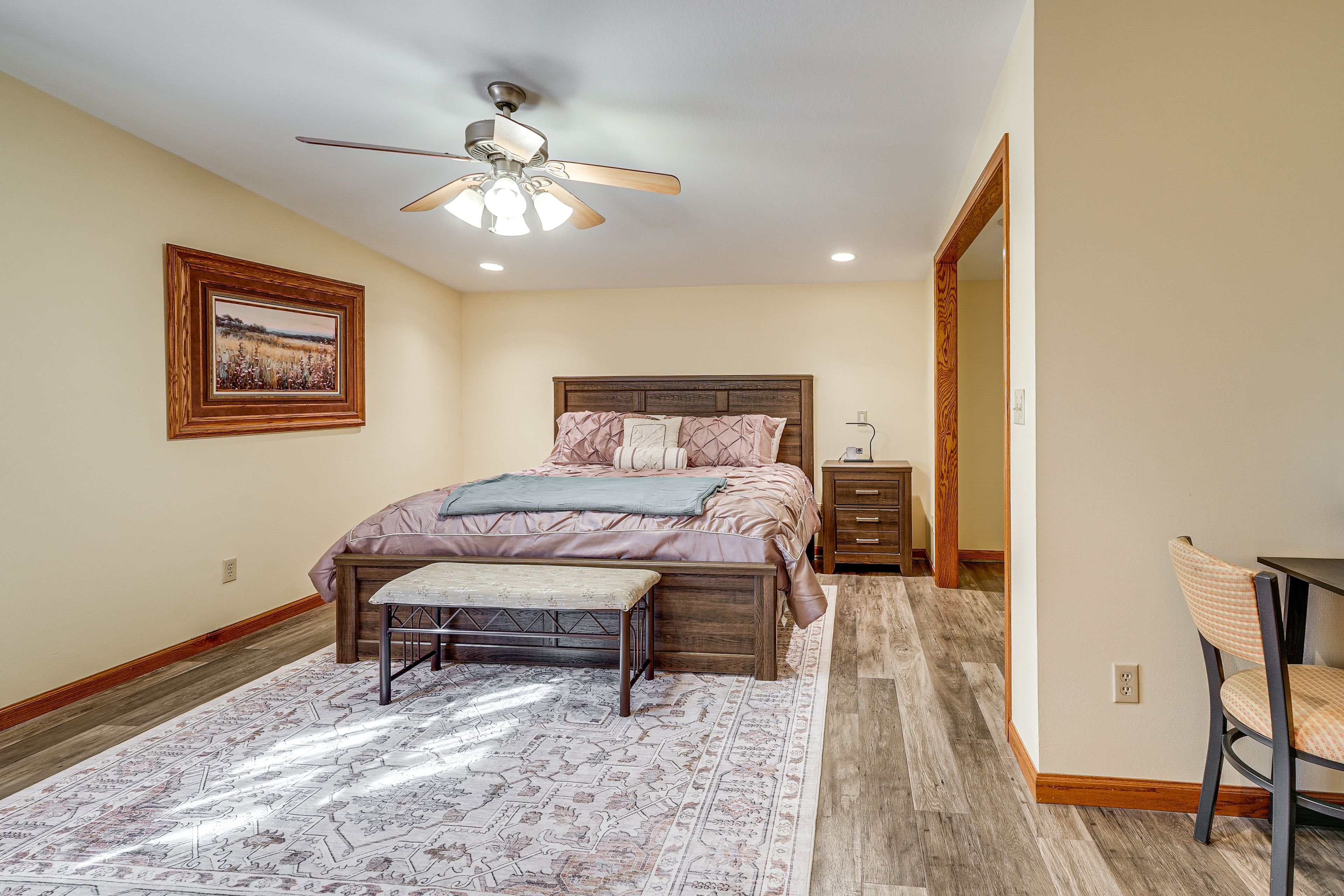 Bedroom | King Bed | Linens | 2nd Floor