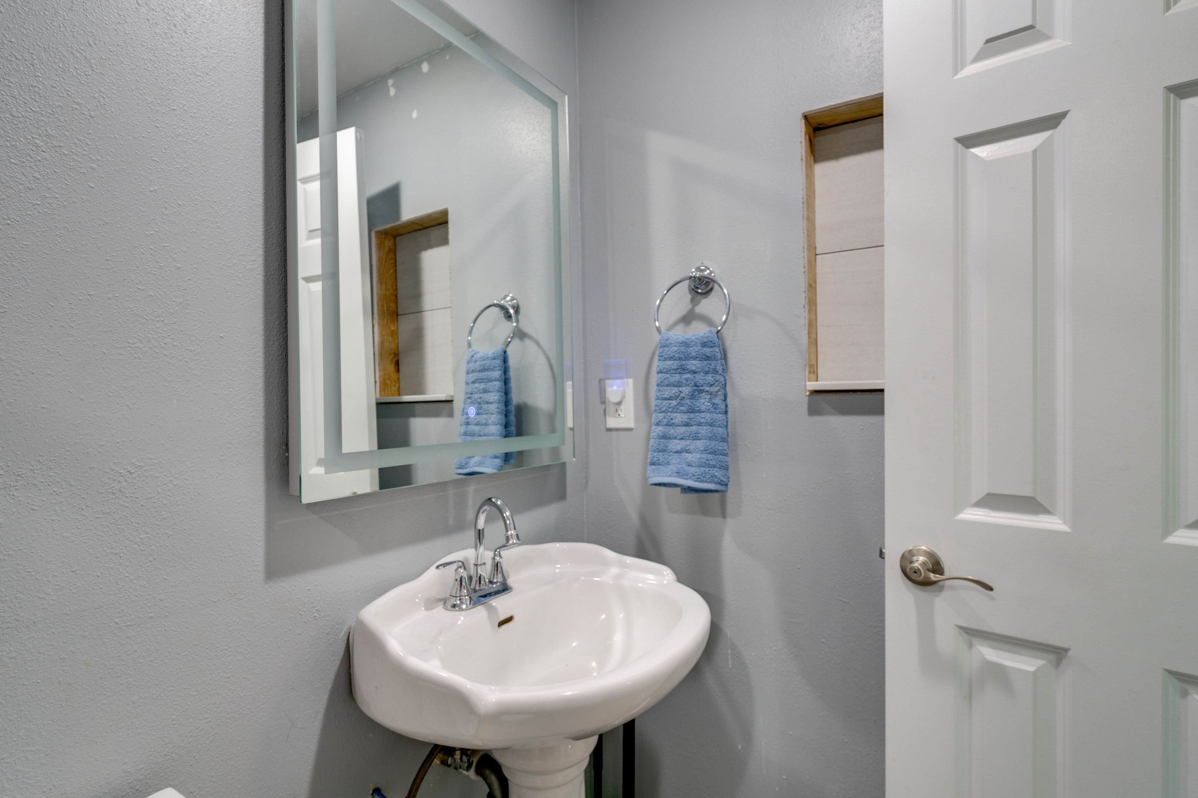 Full Bathroom | Towels Provided