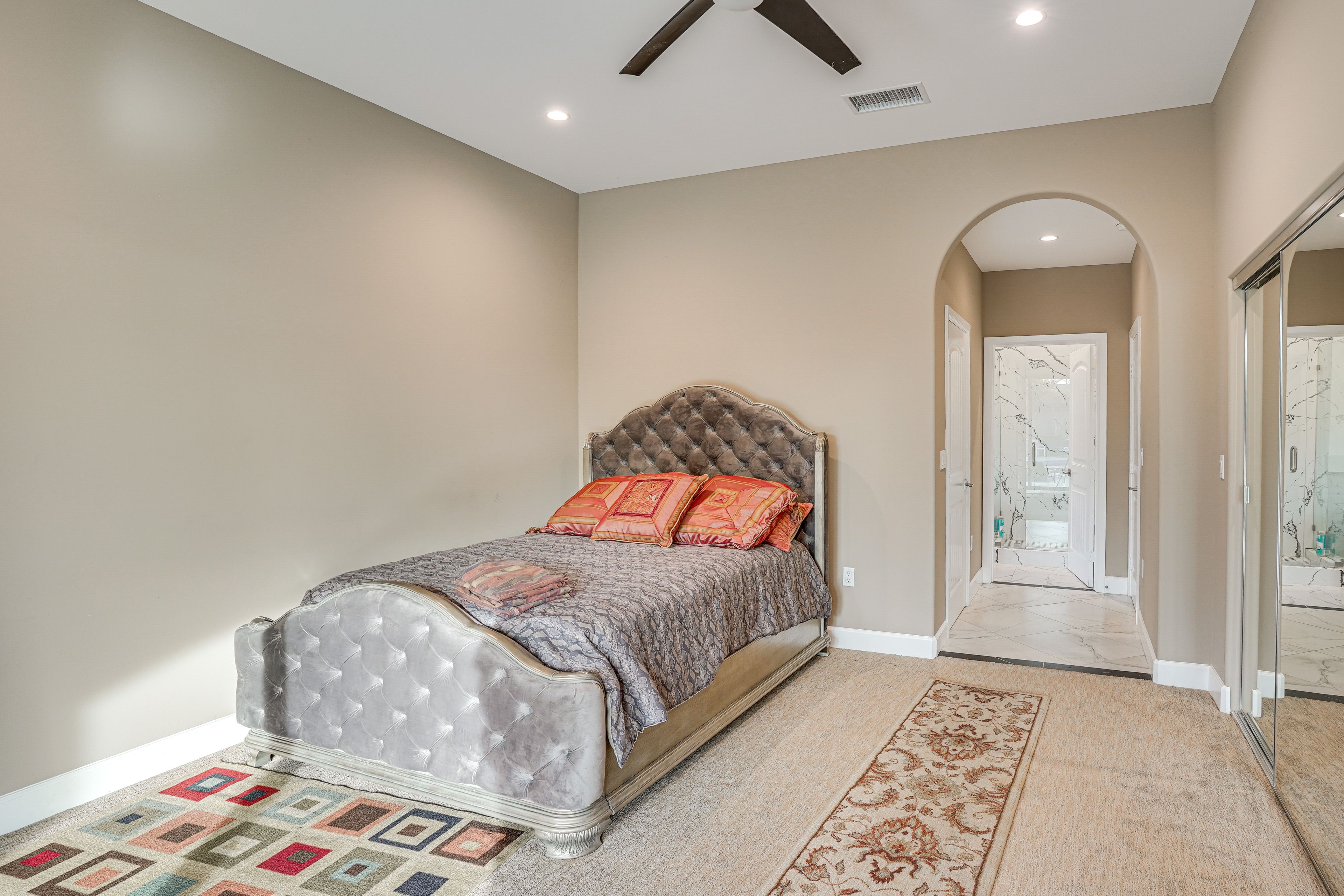 Bedroom 5 | Queen Bed | 1st Floor