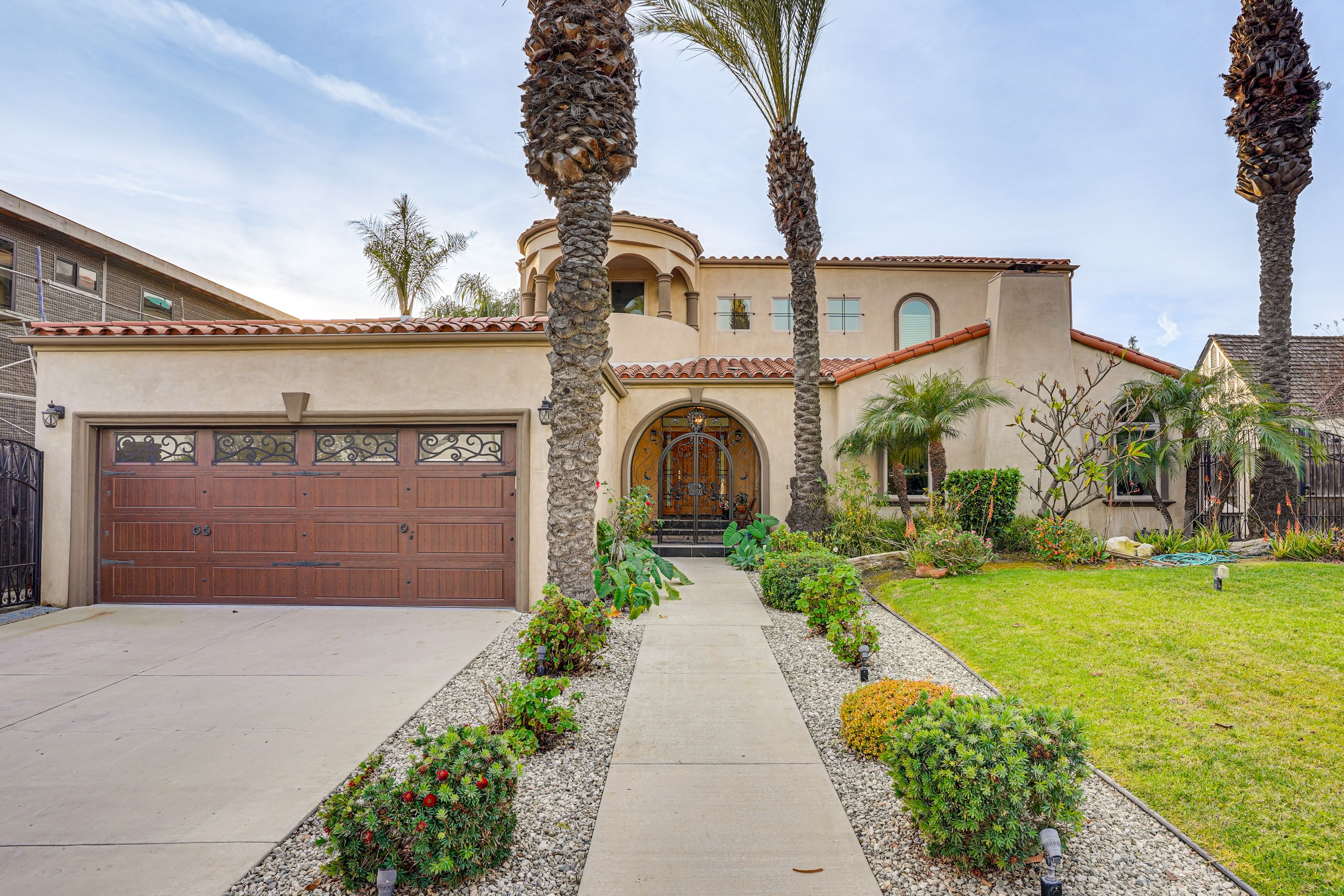 Home Exterior | Driveway Parking | 2 Vehicles