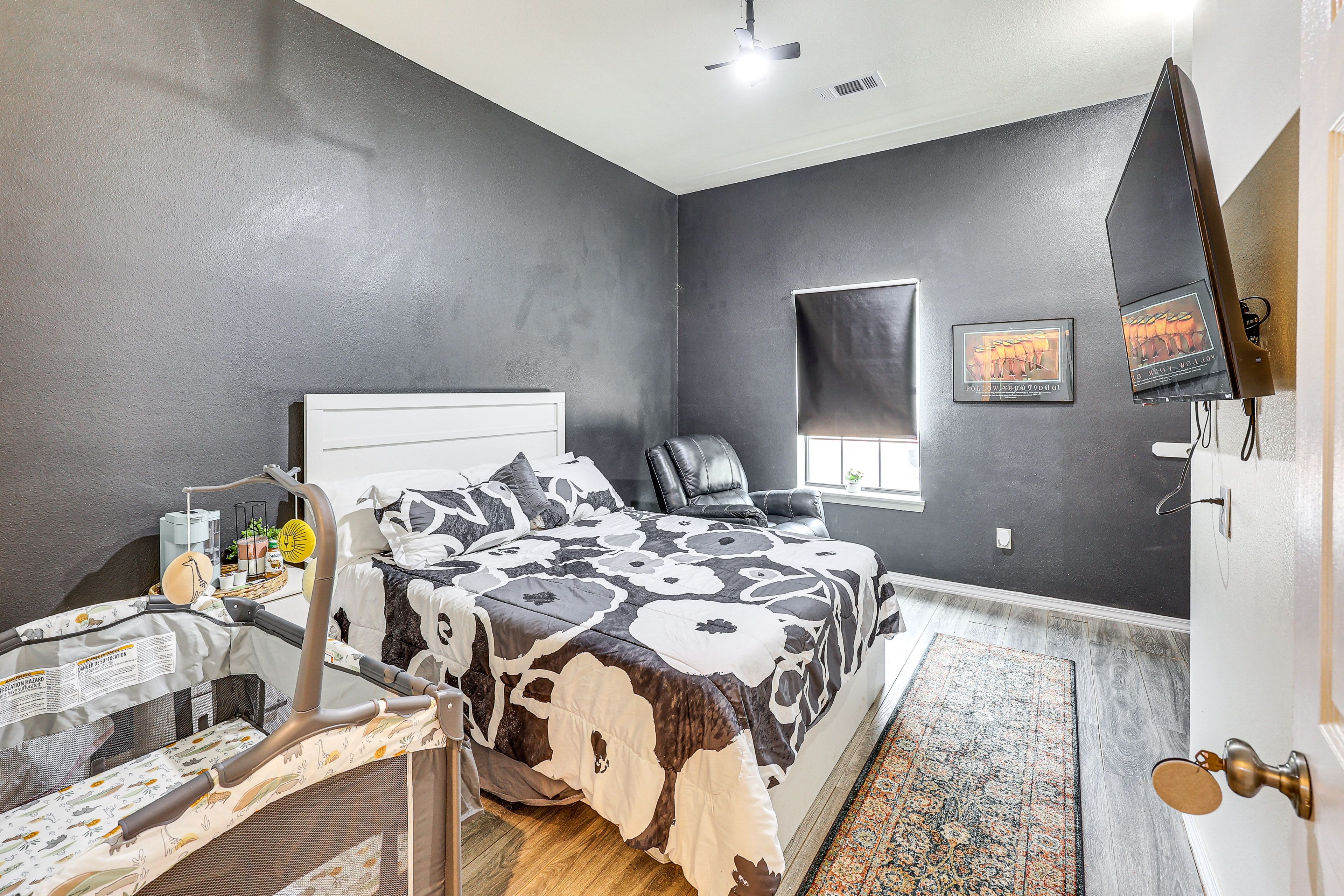 Bedroom 1 | 1st Floor | Queen Bed | Crib | Smart TV