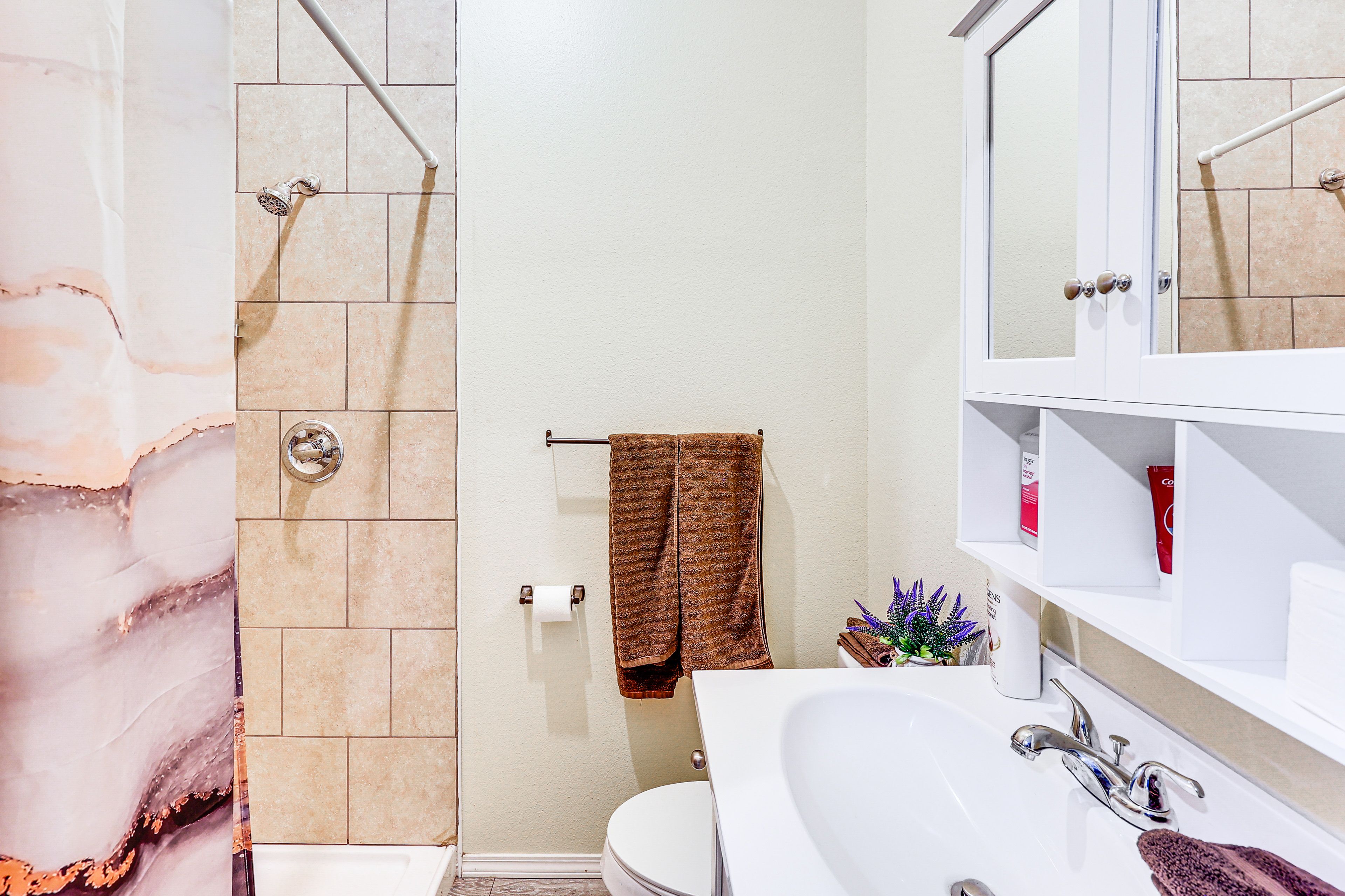 Full Bathroom | 1st Floor | Towels Provided