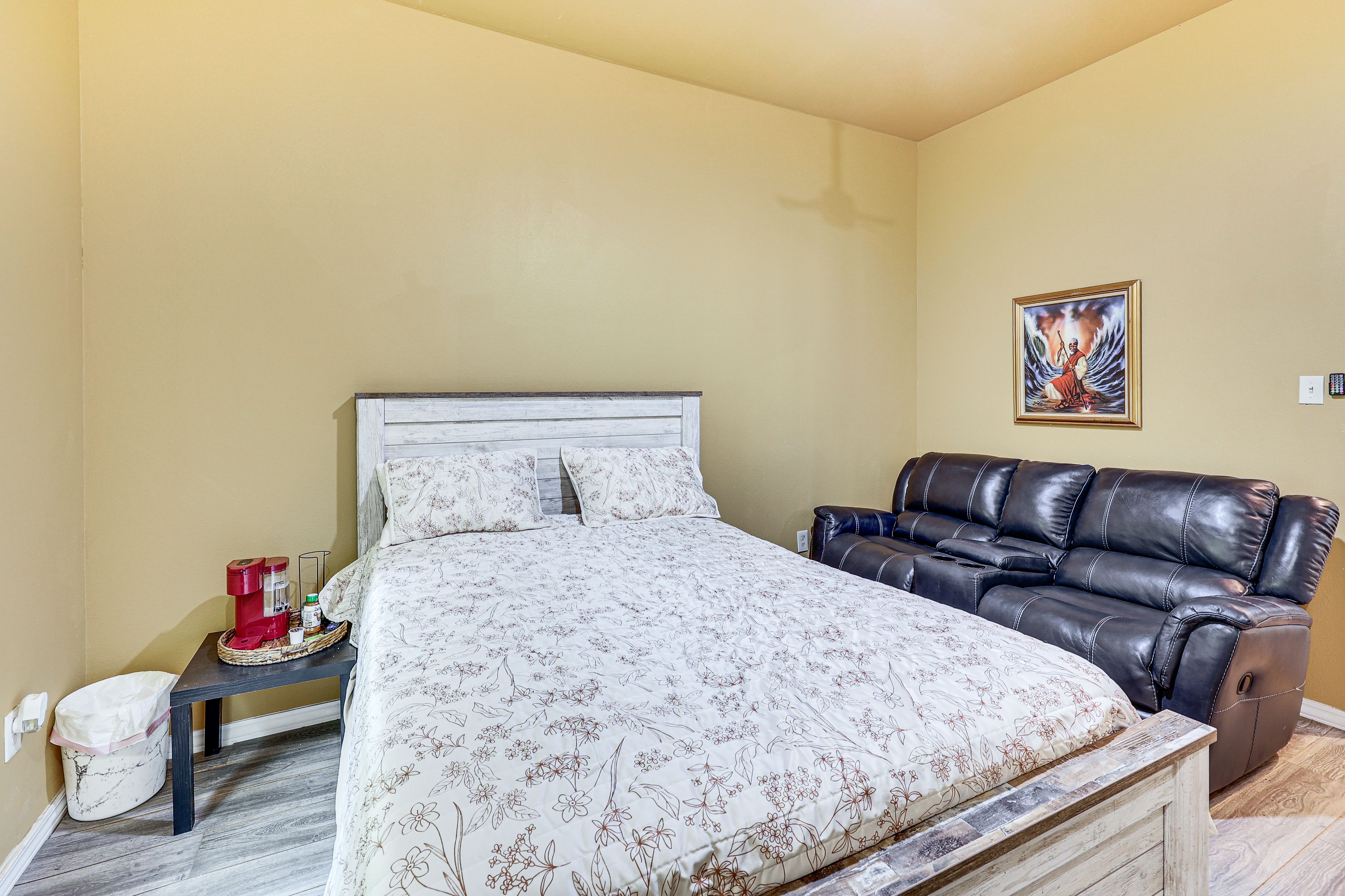 Bedroom 2 | 1st Floor | Queen Bed | Smart TV