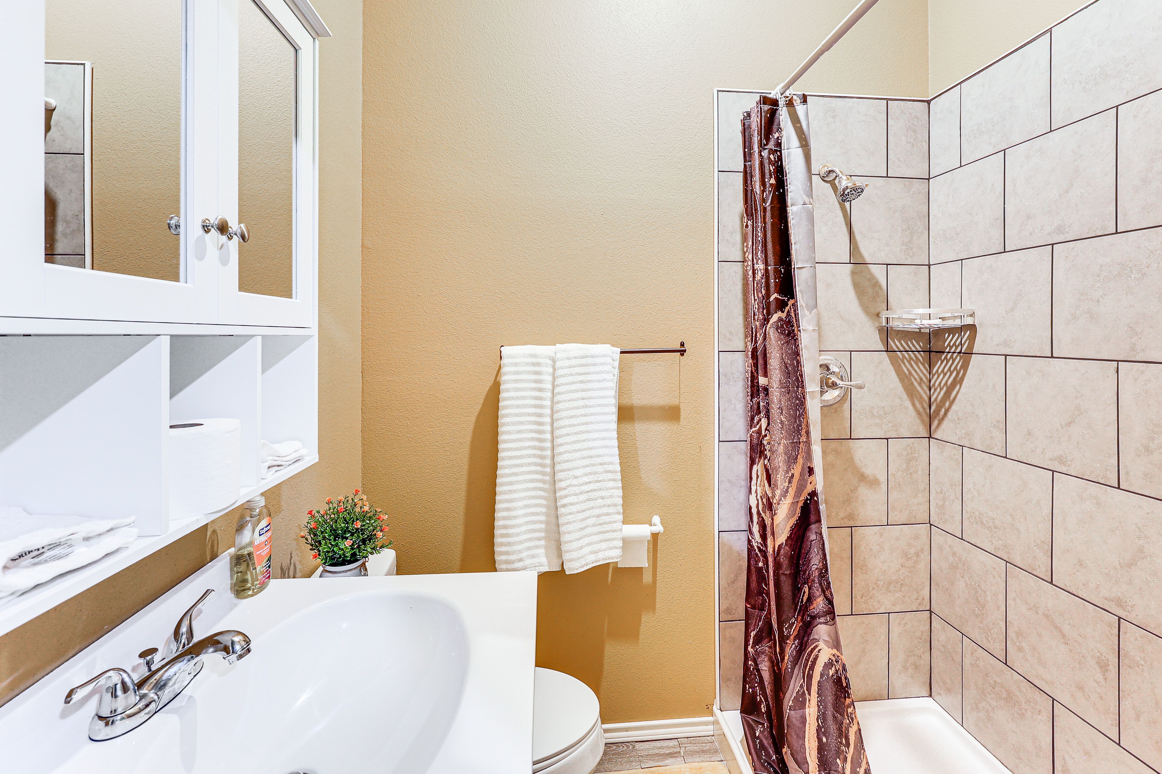 Full Bathroom | 1st Floor | Complimentary Toiletries