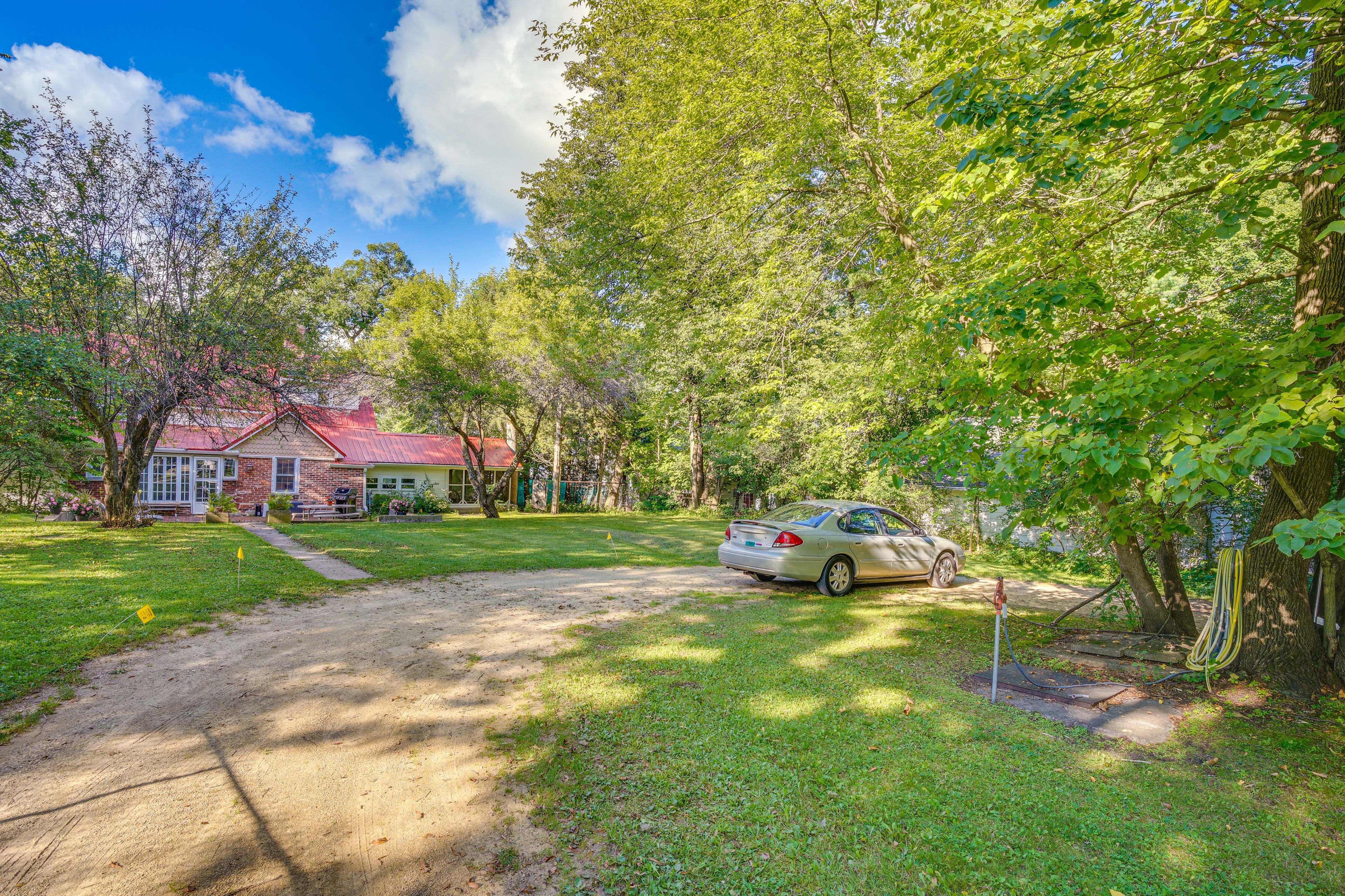 Parking | Driveway (6 Vehicles)