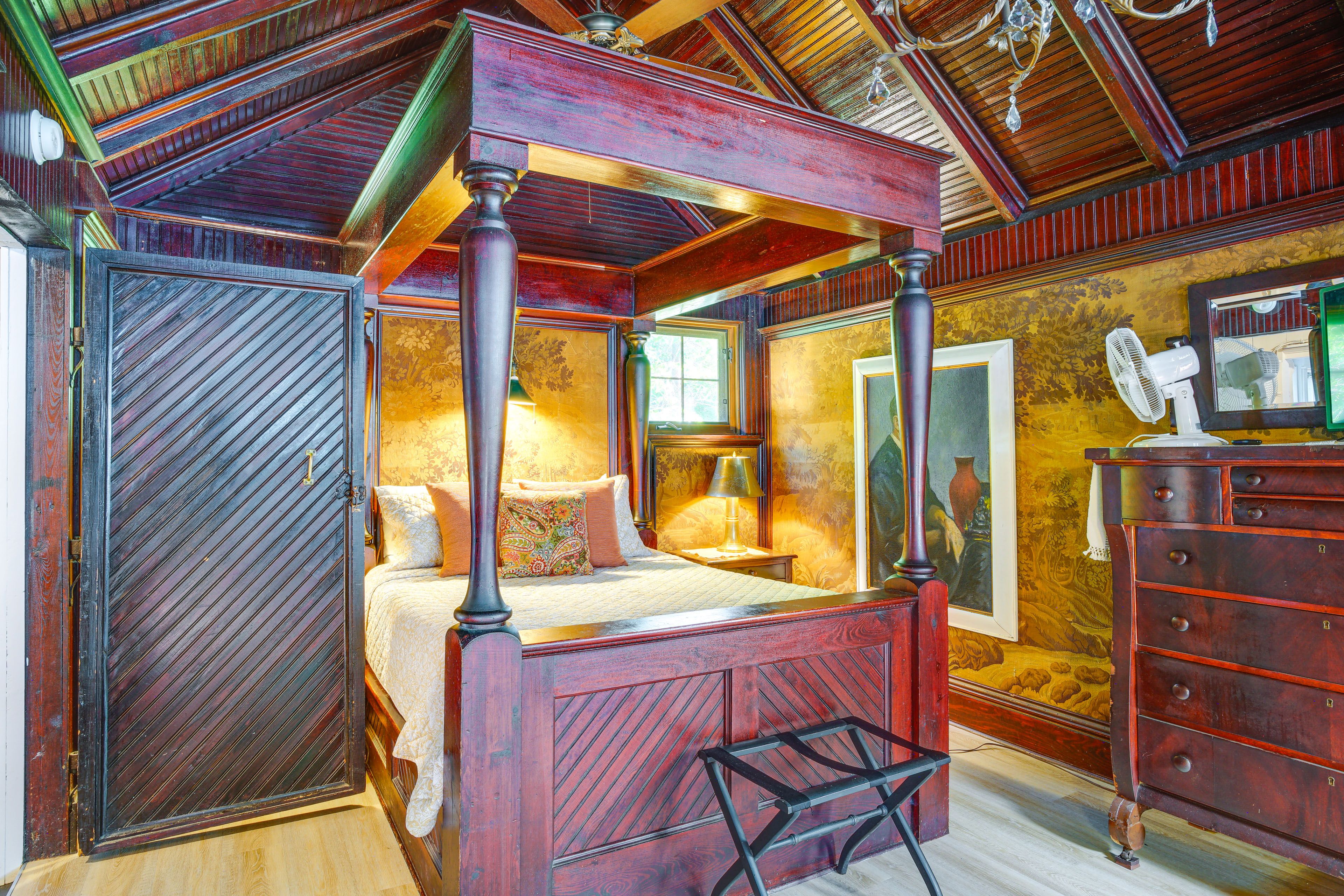 Bedroom 1 | Queen Bed | 1st Floor