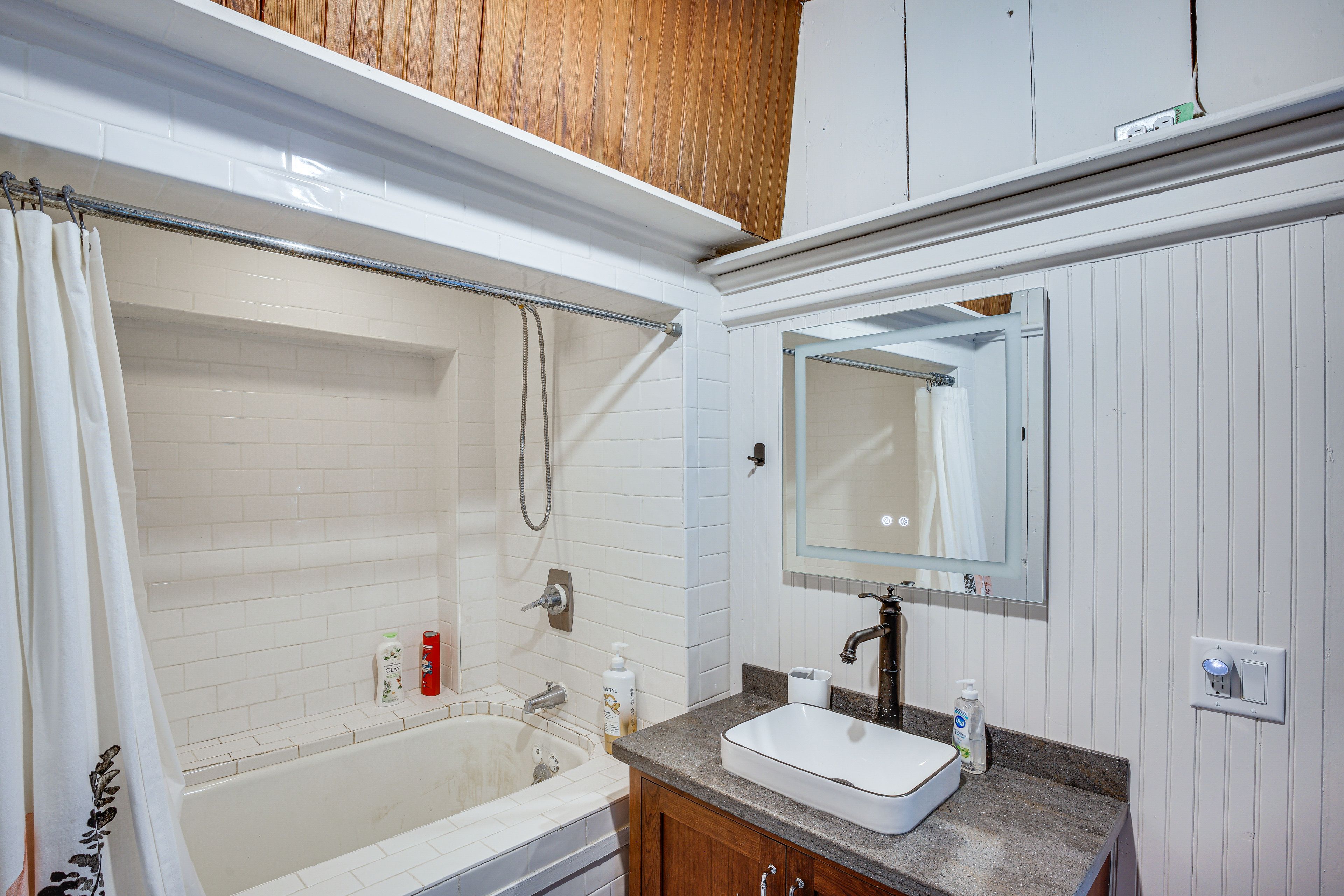 Full Bathroom | Towels Provided | 1st Floor