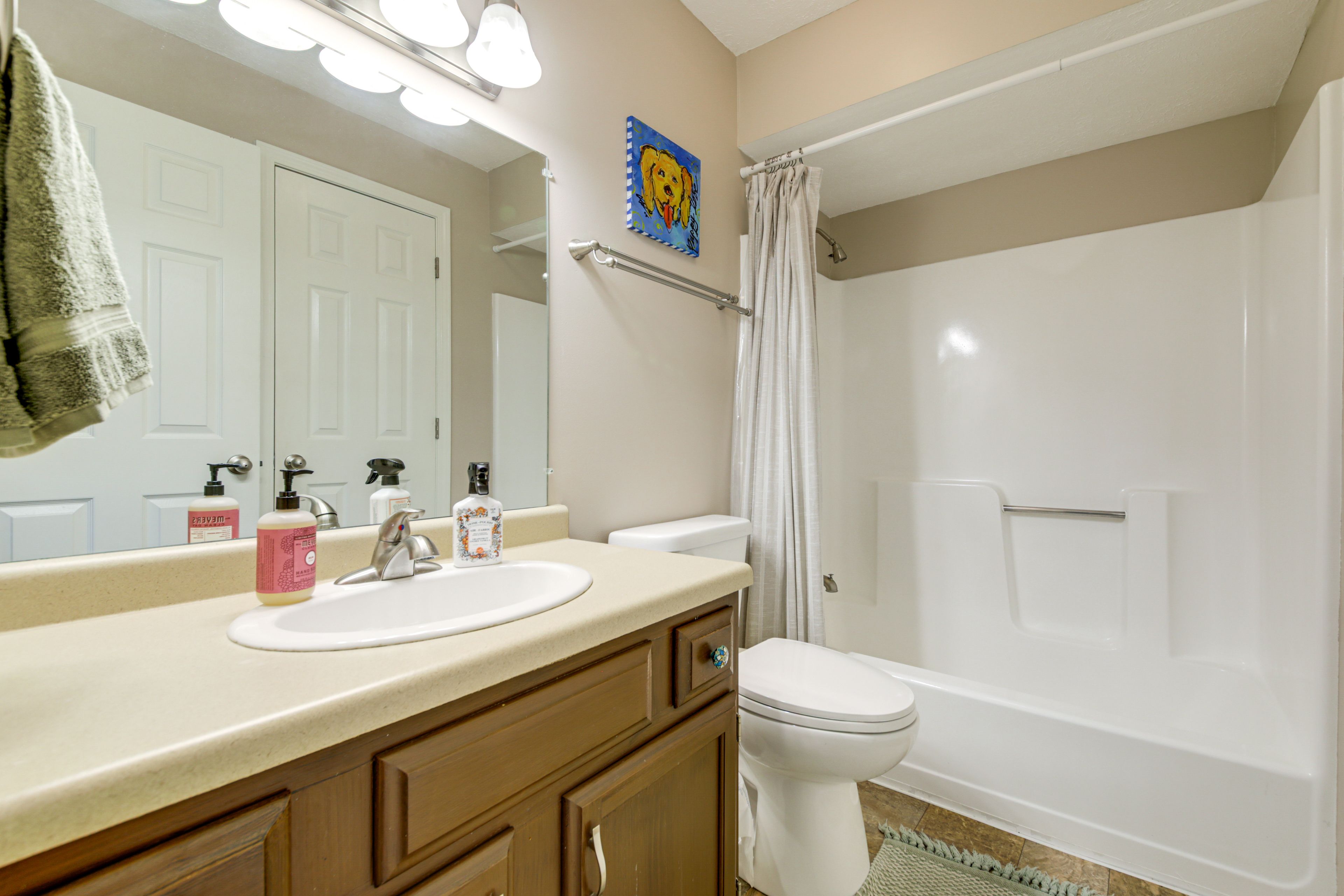 Full Bathroom | Towels Provided