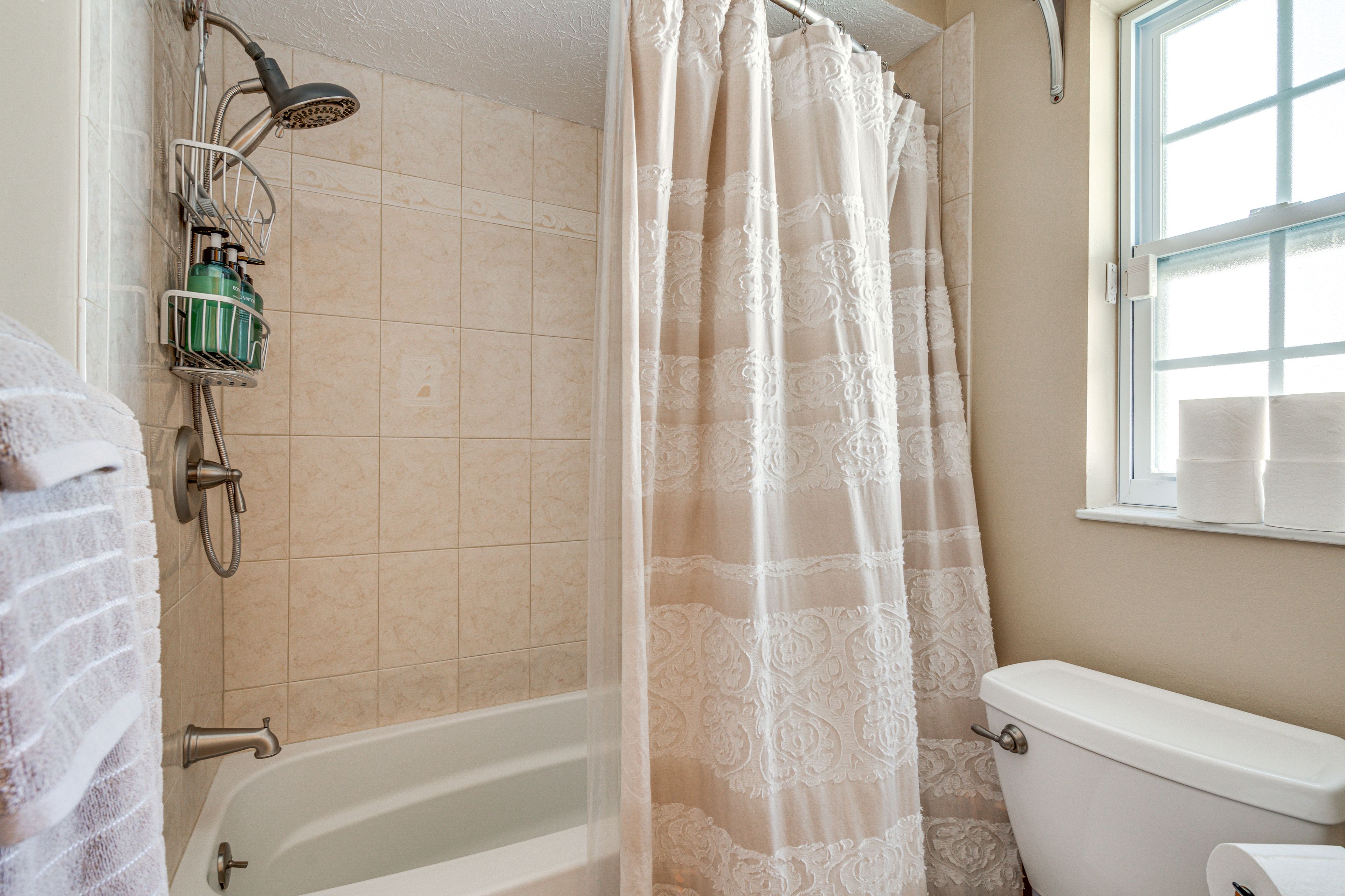 Full Bathroom | Towels Provided