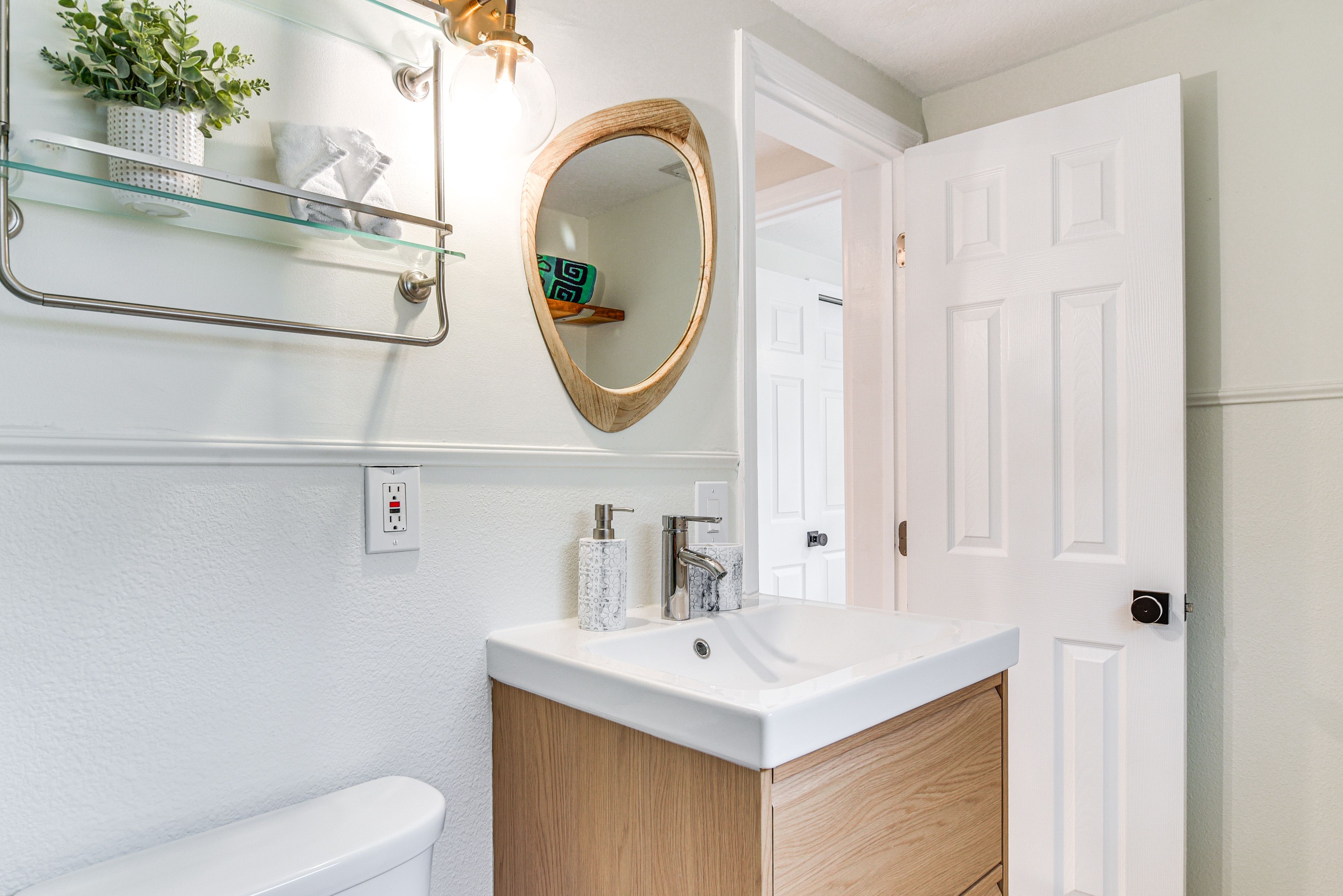 Full Bathroom | 1st Floor