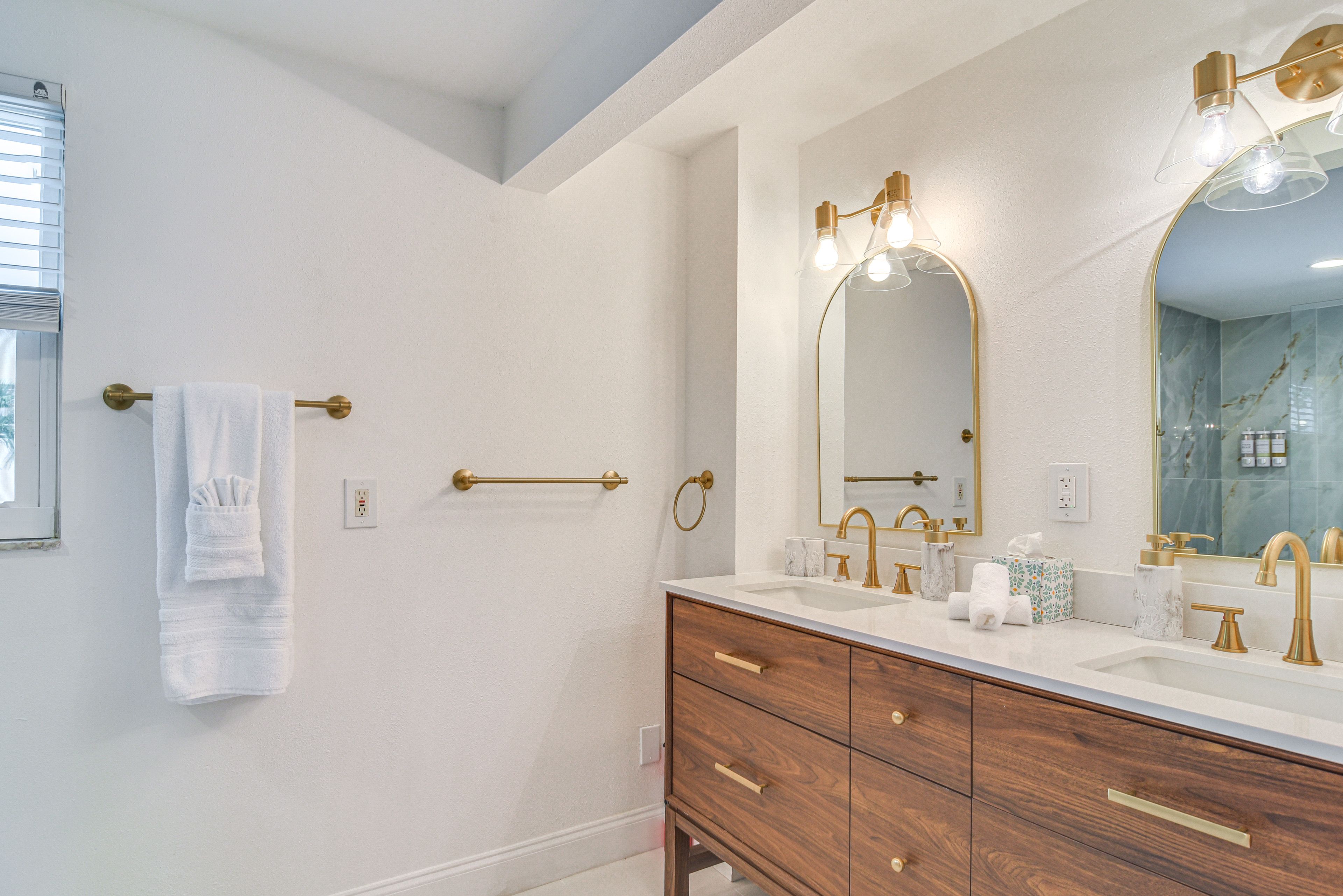 Full Bathroom | Towels Provided | 2nd Floor