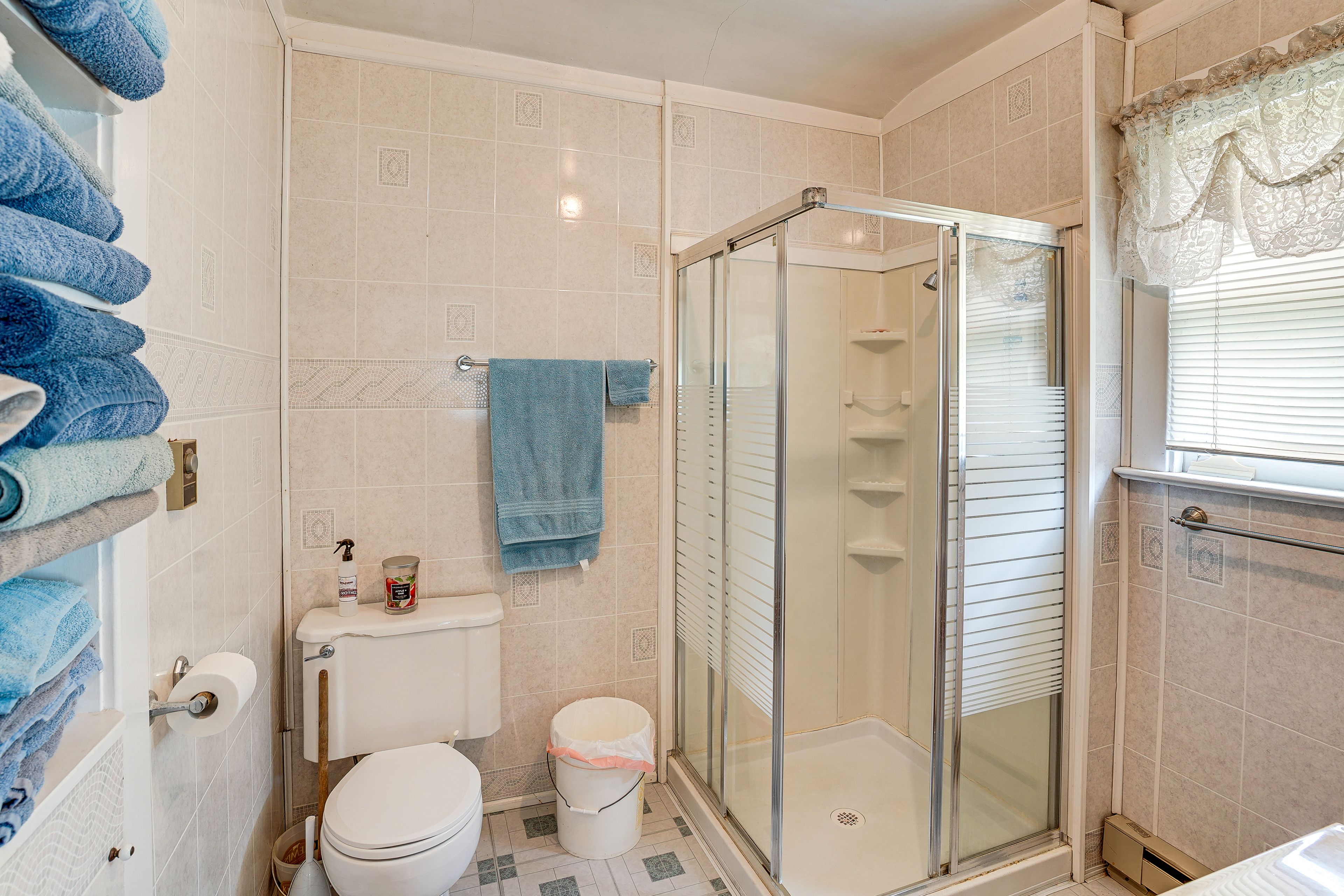 Full Bath | Towels | 1st Floor