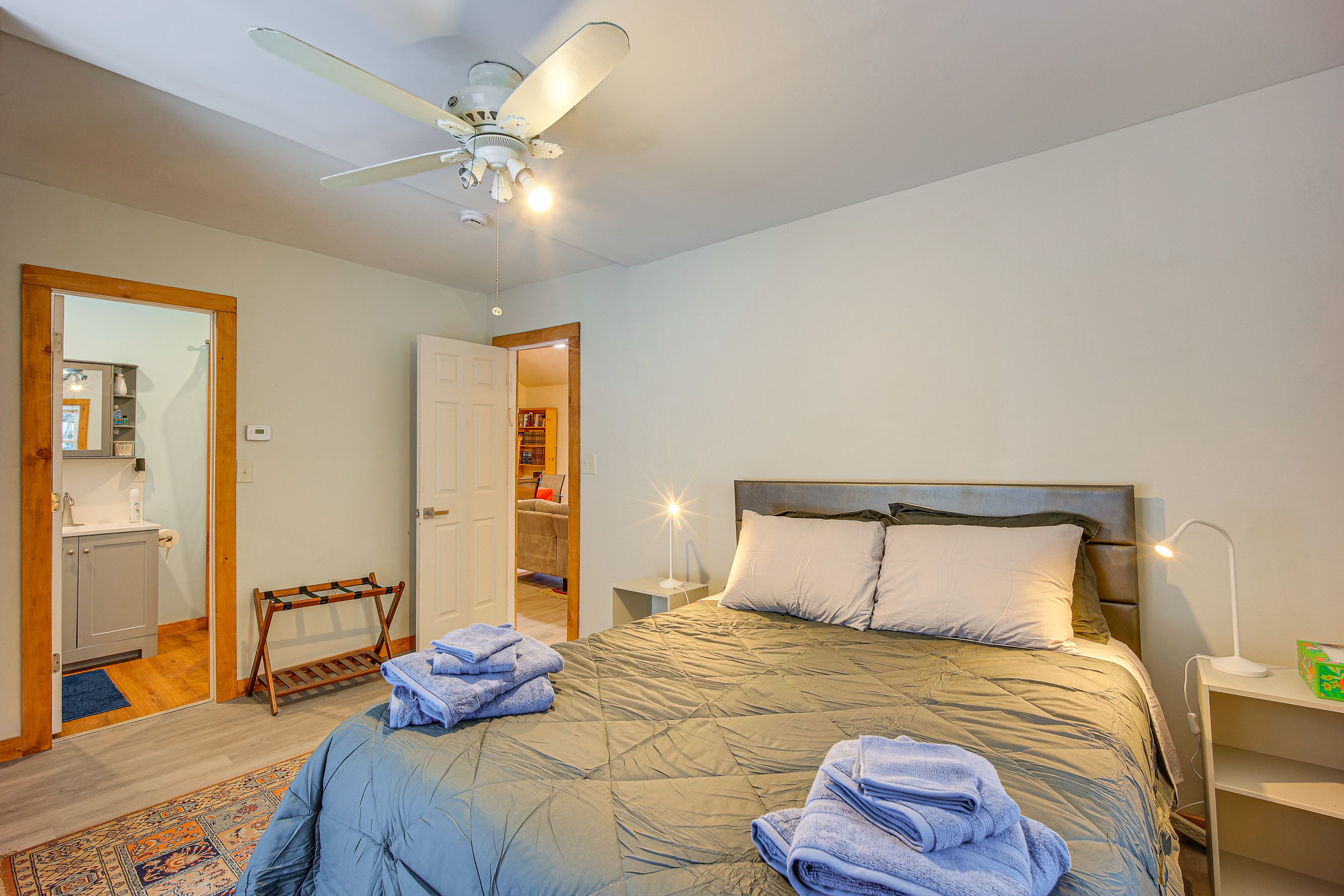 Bedroom 1 | Queen Bed | Linens Provided | 1st Floor