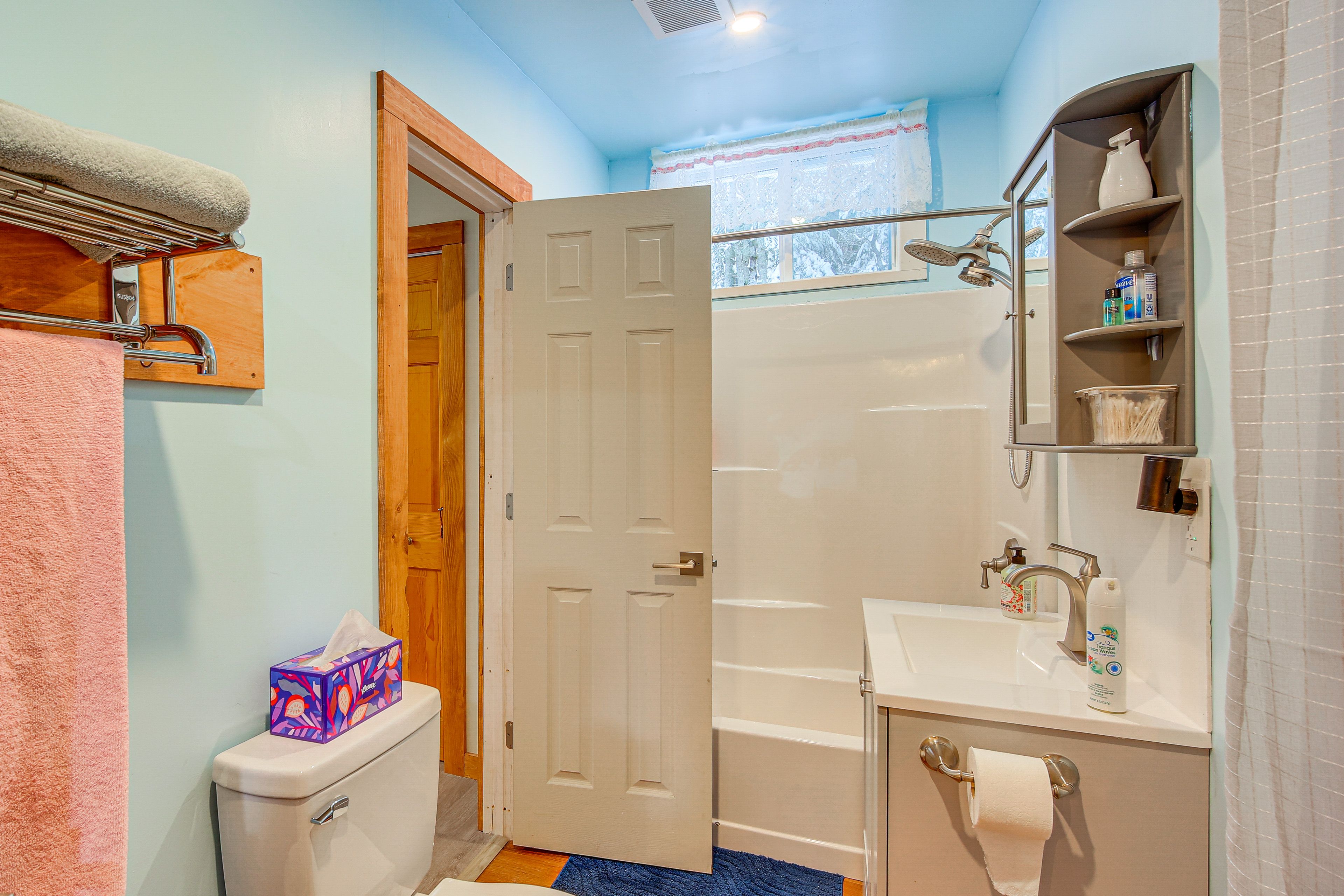 Full Bathroom | Complimentary Toiletries | Towels Provided | 1st Floor