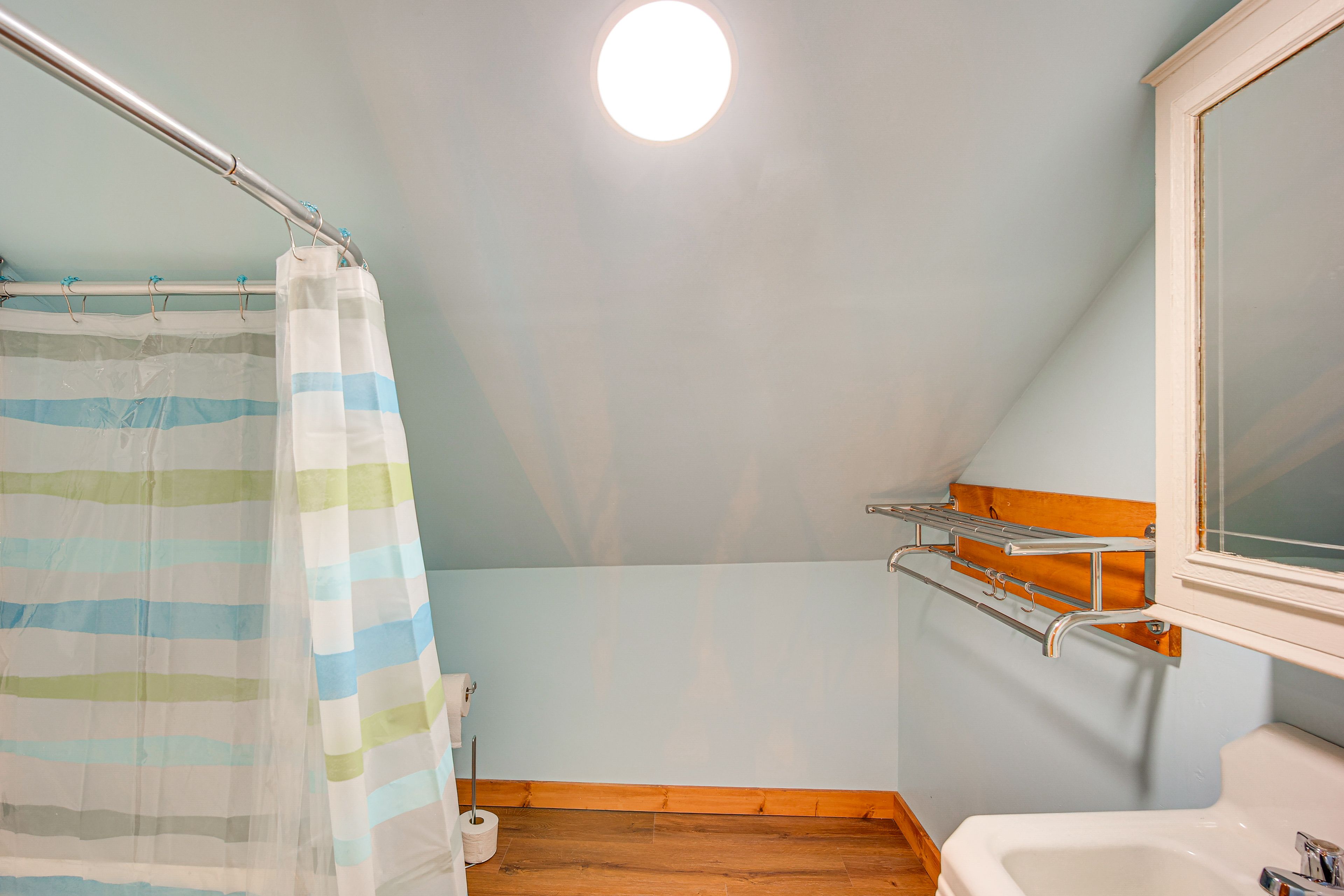 Full Bathroom | 2nd Floor