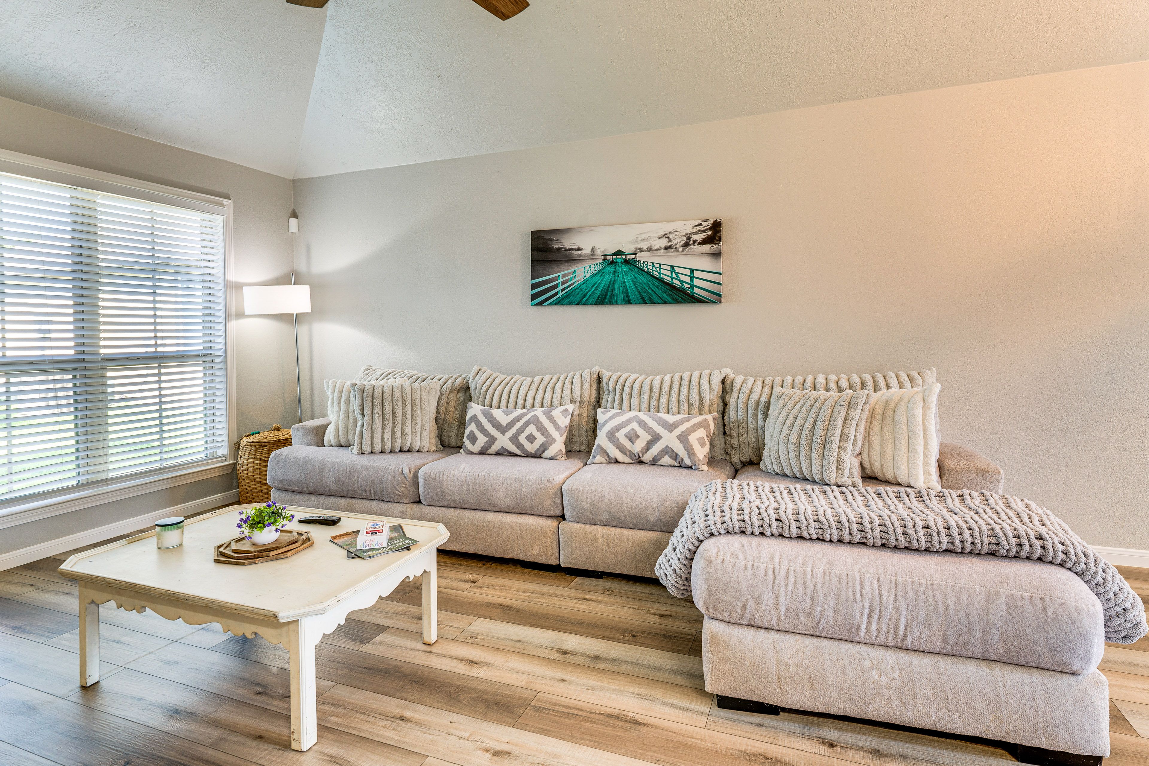 Living Room | Free WiFi | Central Heating & Air Conditioning
