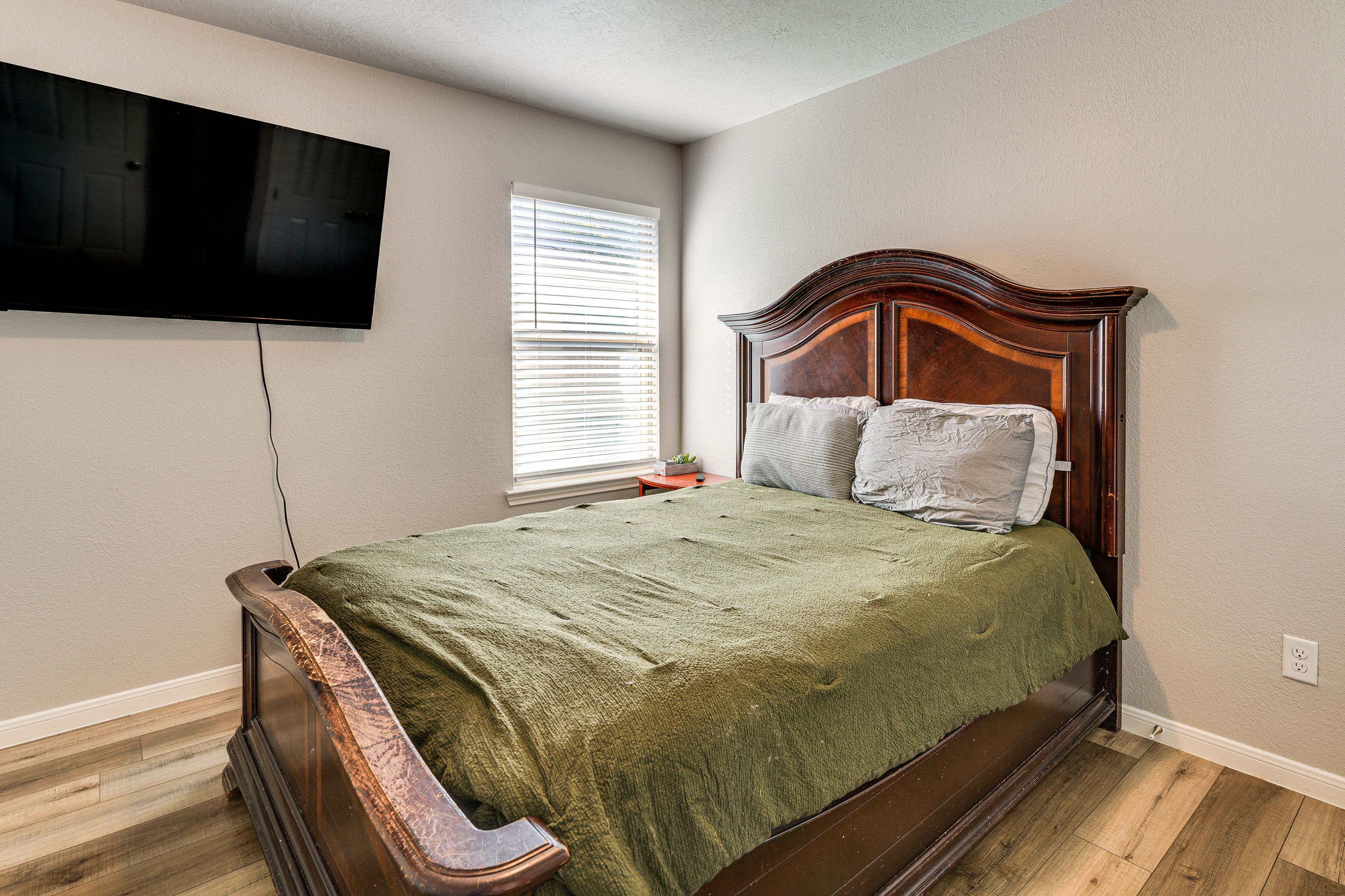 Bedroom 2 | Queen Bed