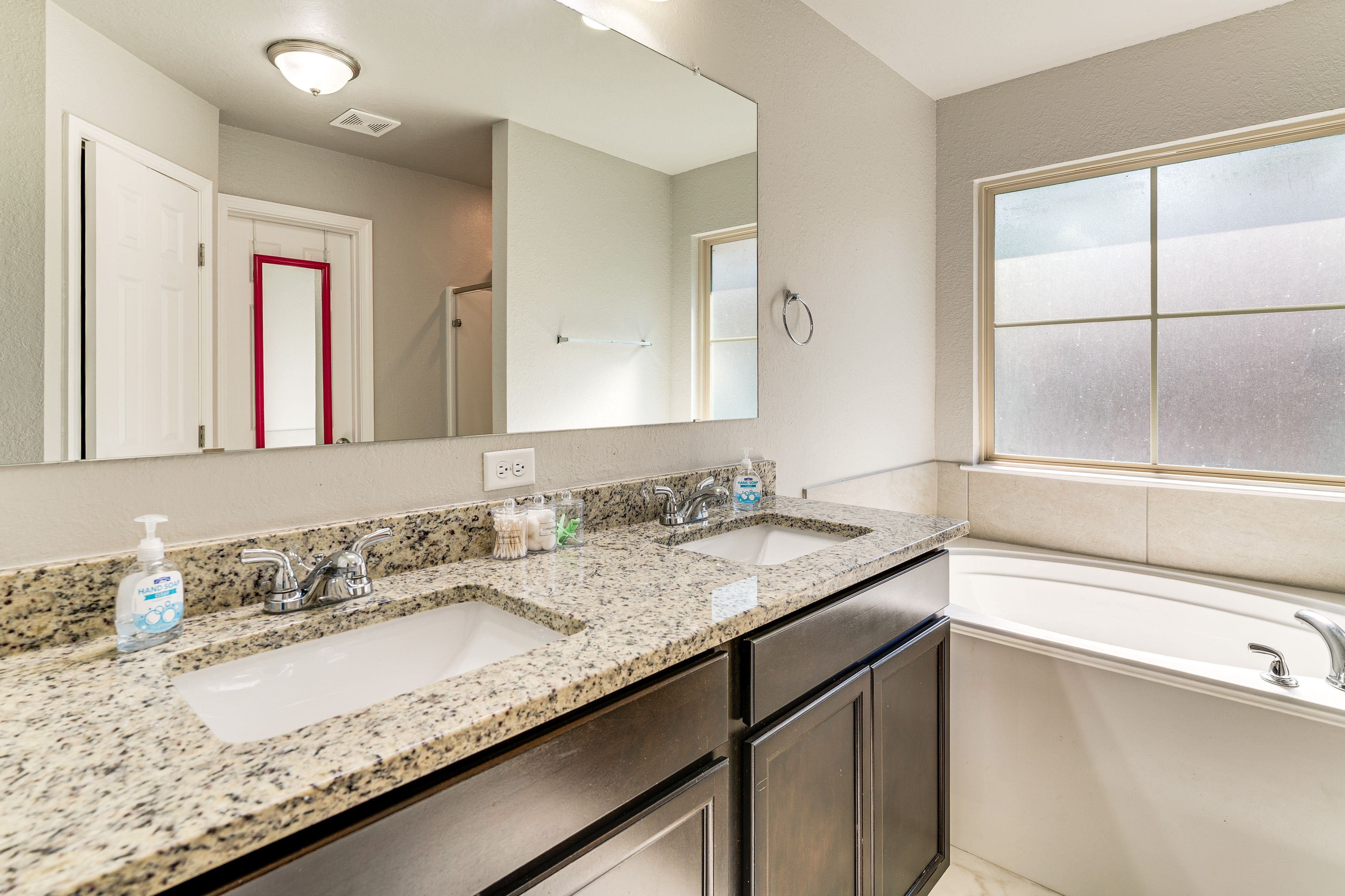Full Bathroom | Complimentary Toiletries | Towels Provided