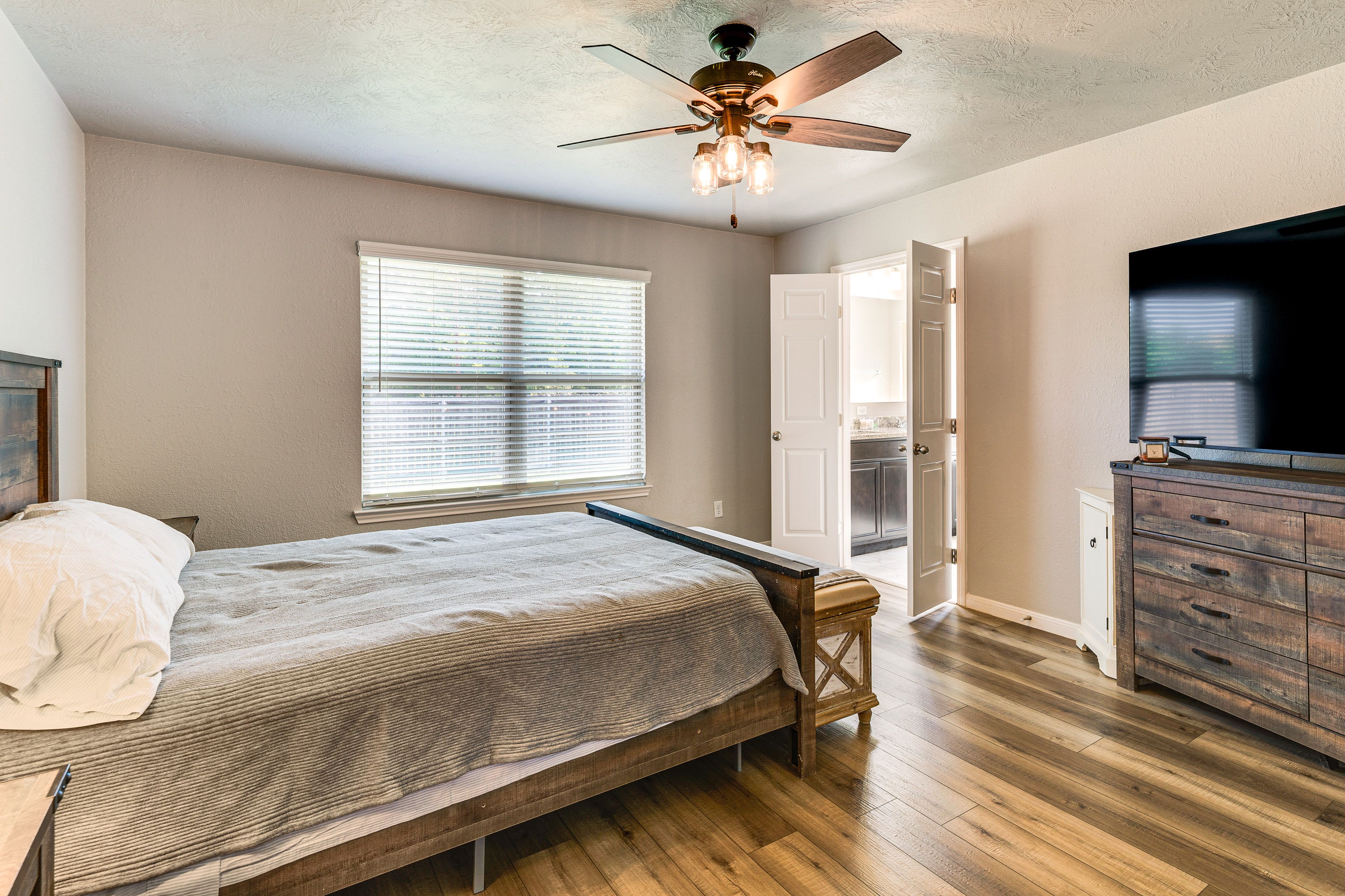 Bedroom 1 | Queen Bed | Linens Provided