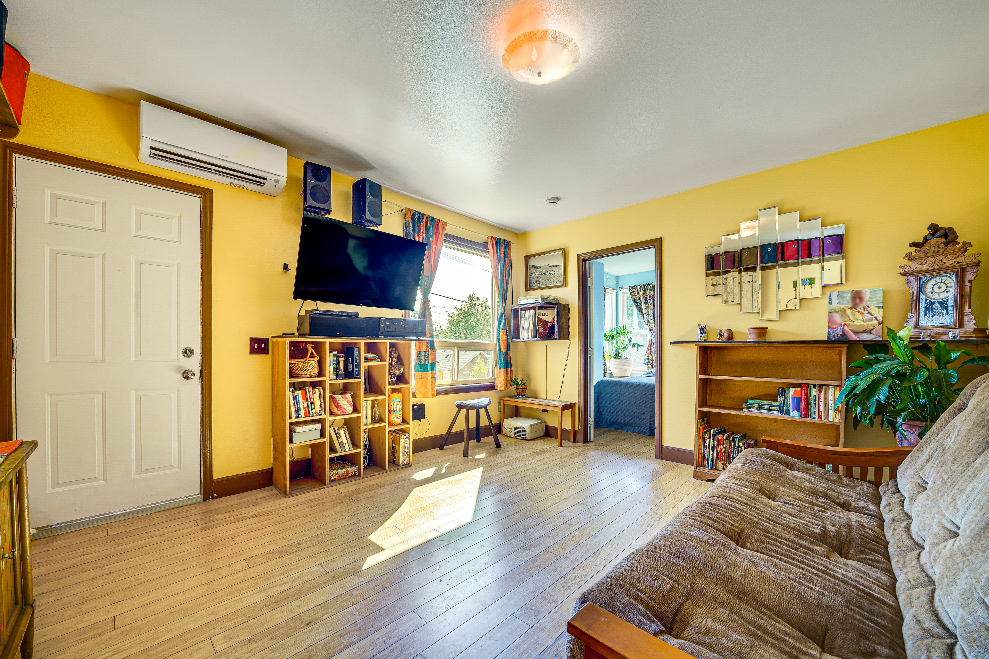 Living Room | Smart TV | Free WiFi | Single-Story Home