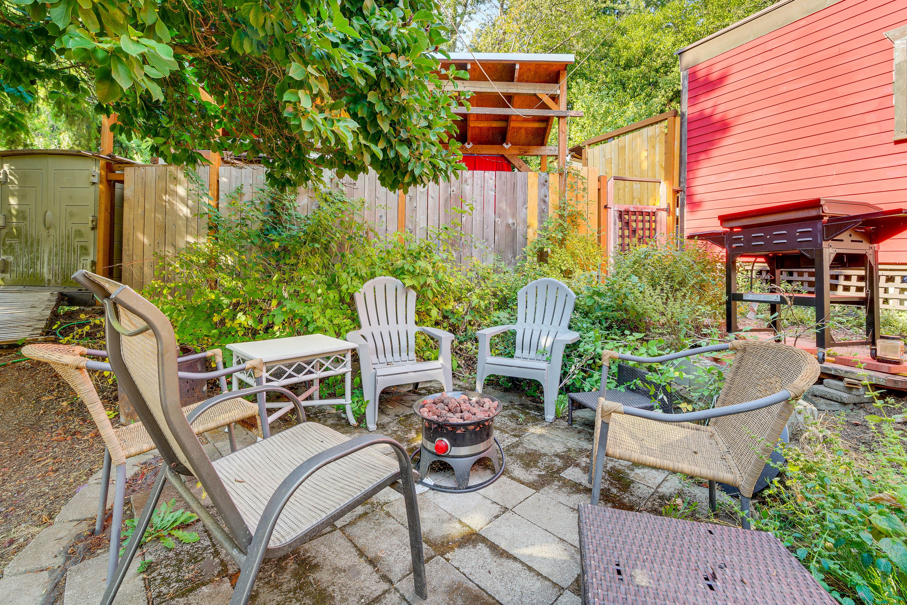 Fire Pit | Outdoor Seating | Shared Backyard