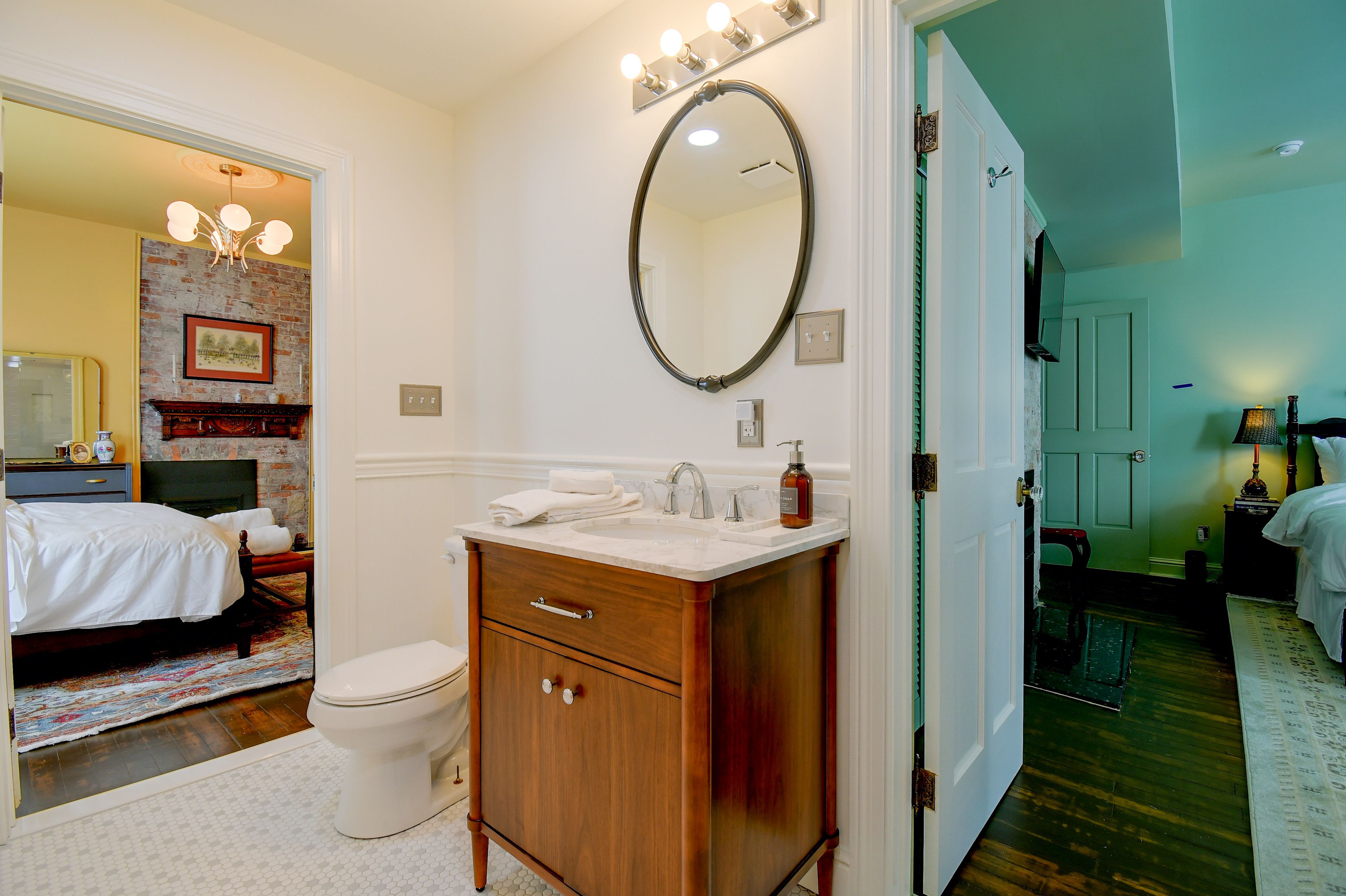 Shared Bathroom between Green and Gold Rooms