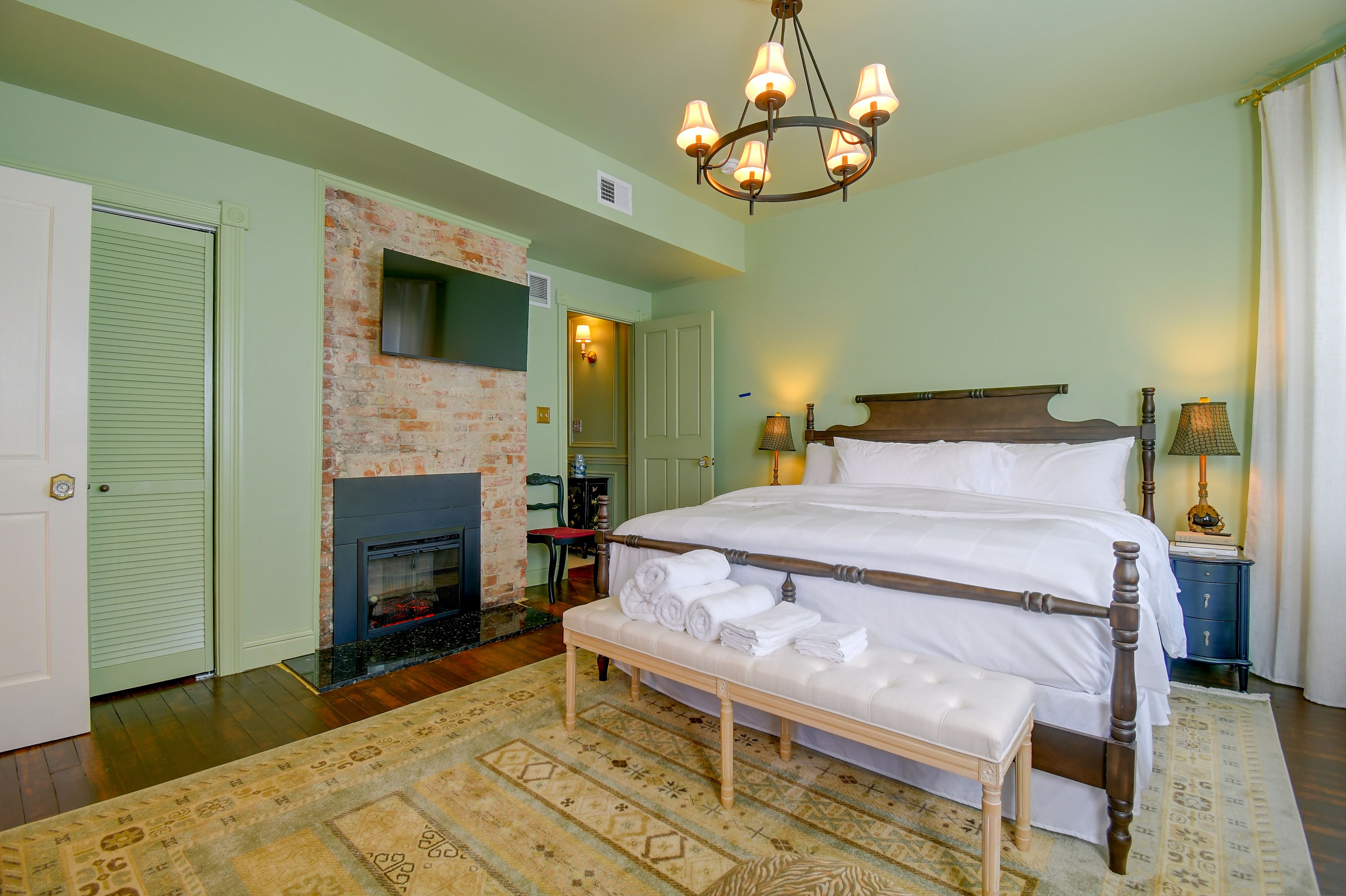 Bedroom 2 (Green Room) | King Bed