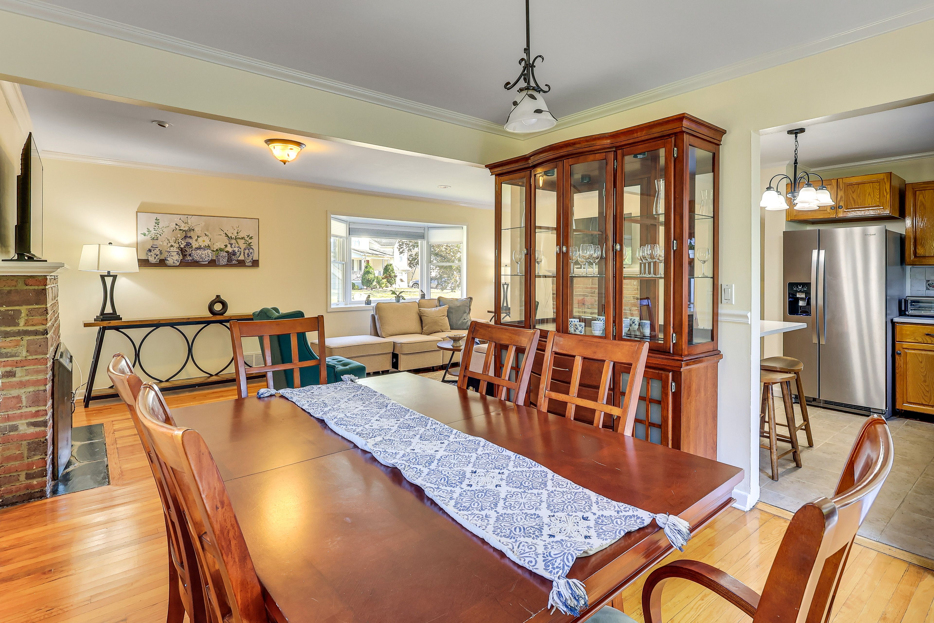 Dining Room | Dishware/Flatware Provided | 2nd Level