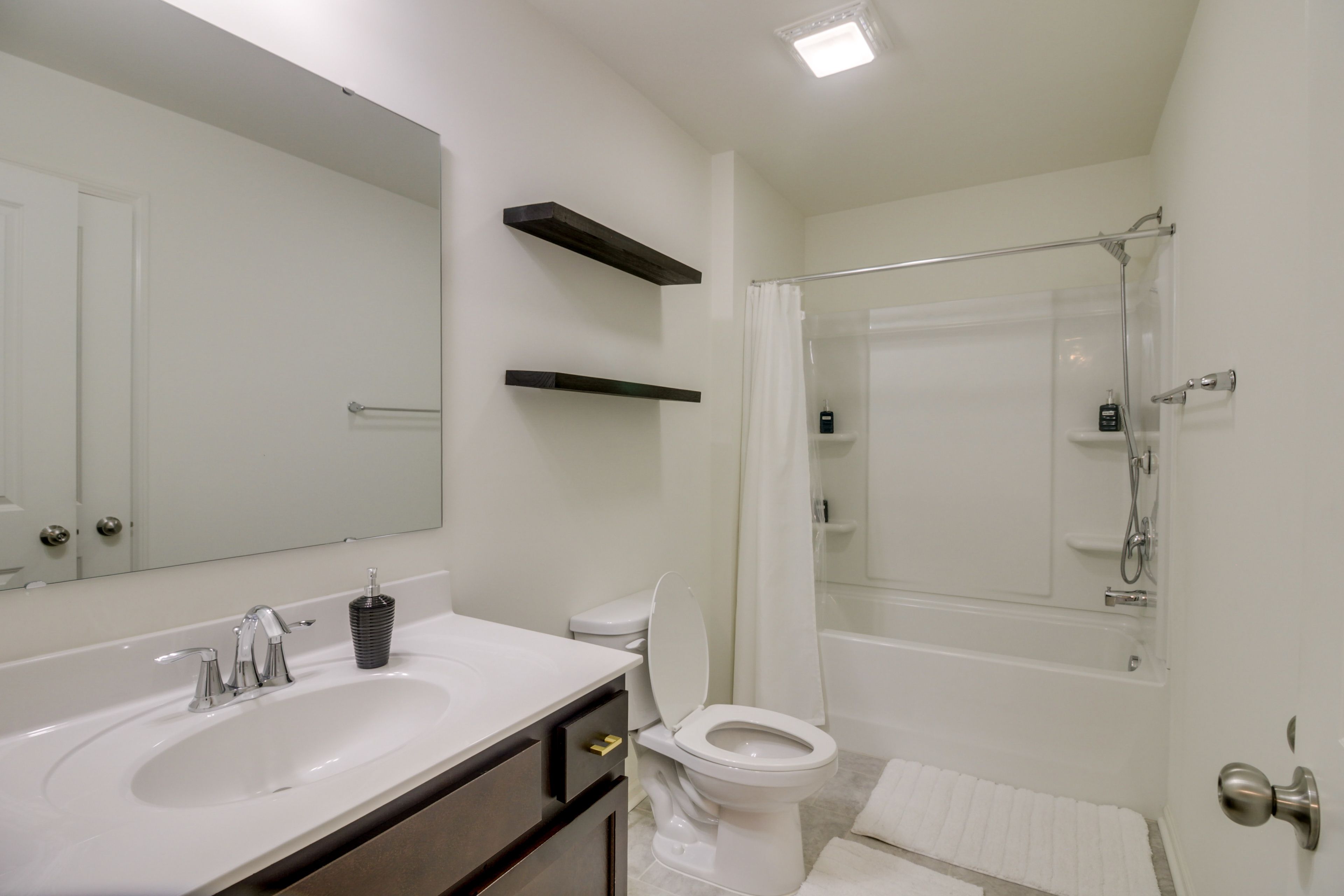 Full Bathroom | 2nd Floor