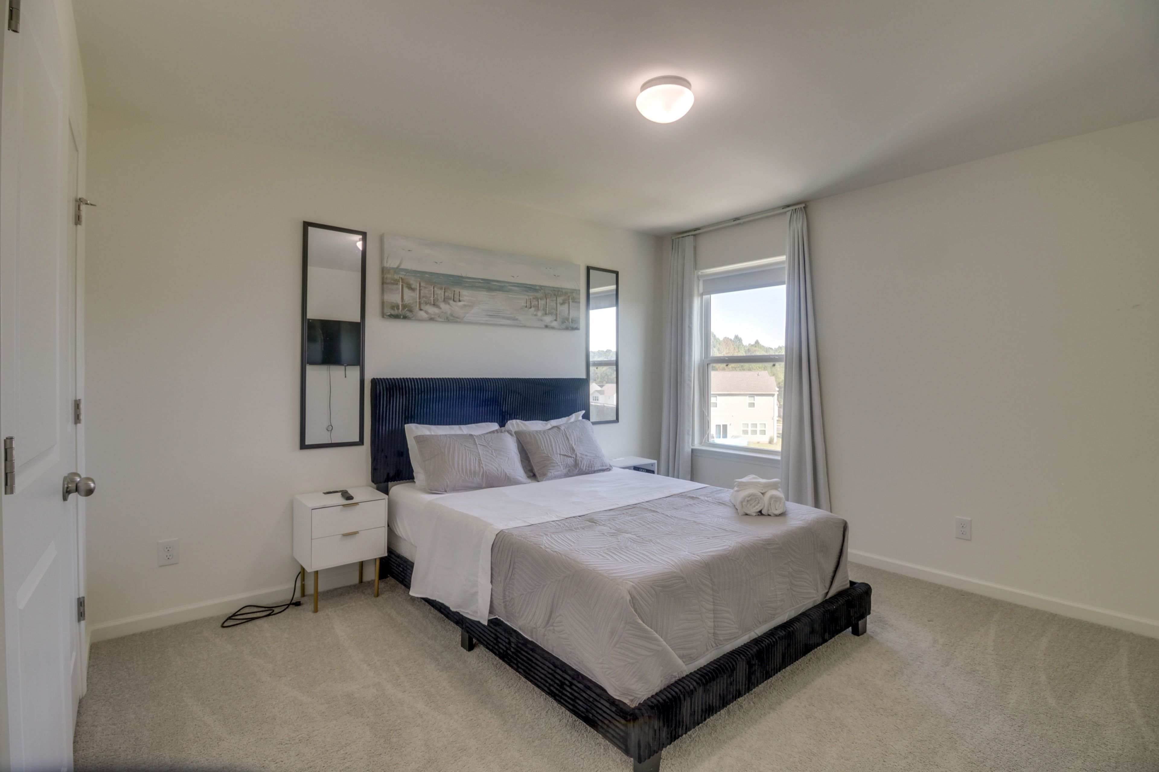 Bedroom 2 | Queen Bed | Smart TV | 2nd Floor