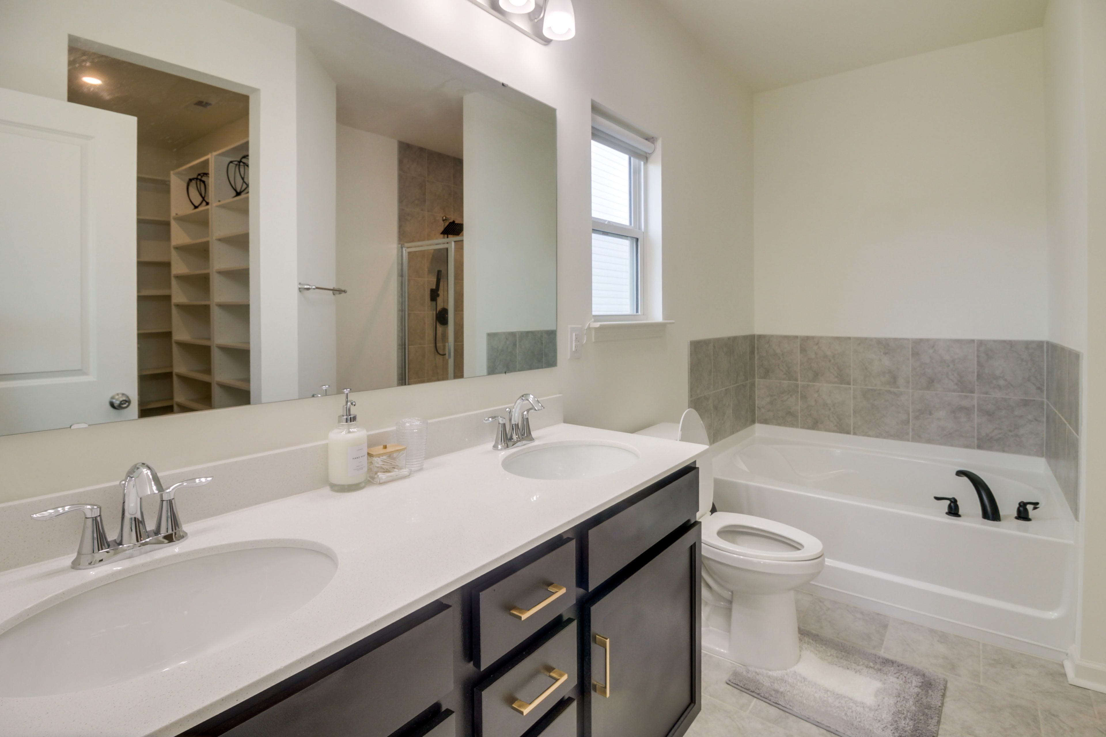 En-Suite Bathroom | Towels & Linens Provided | 1st Floor