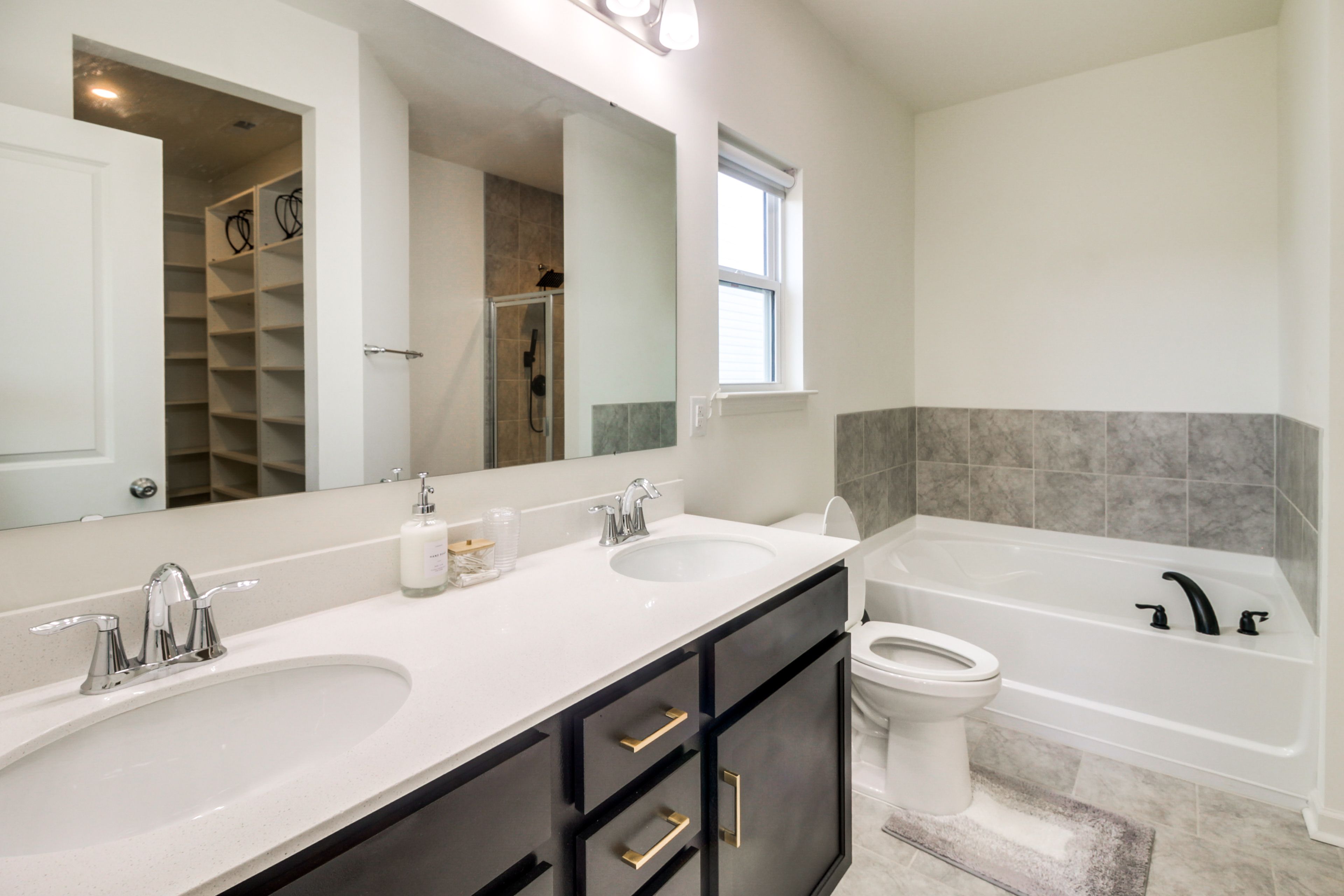 En-Suite Bathroom | Towels & Linens Provided | 1st Floor