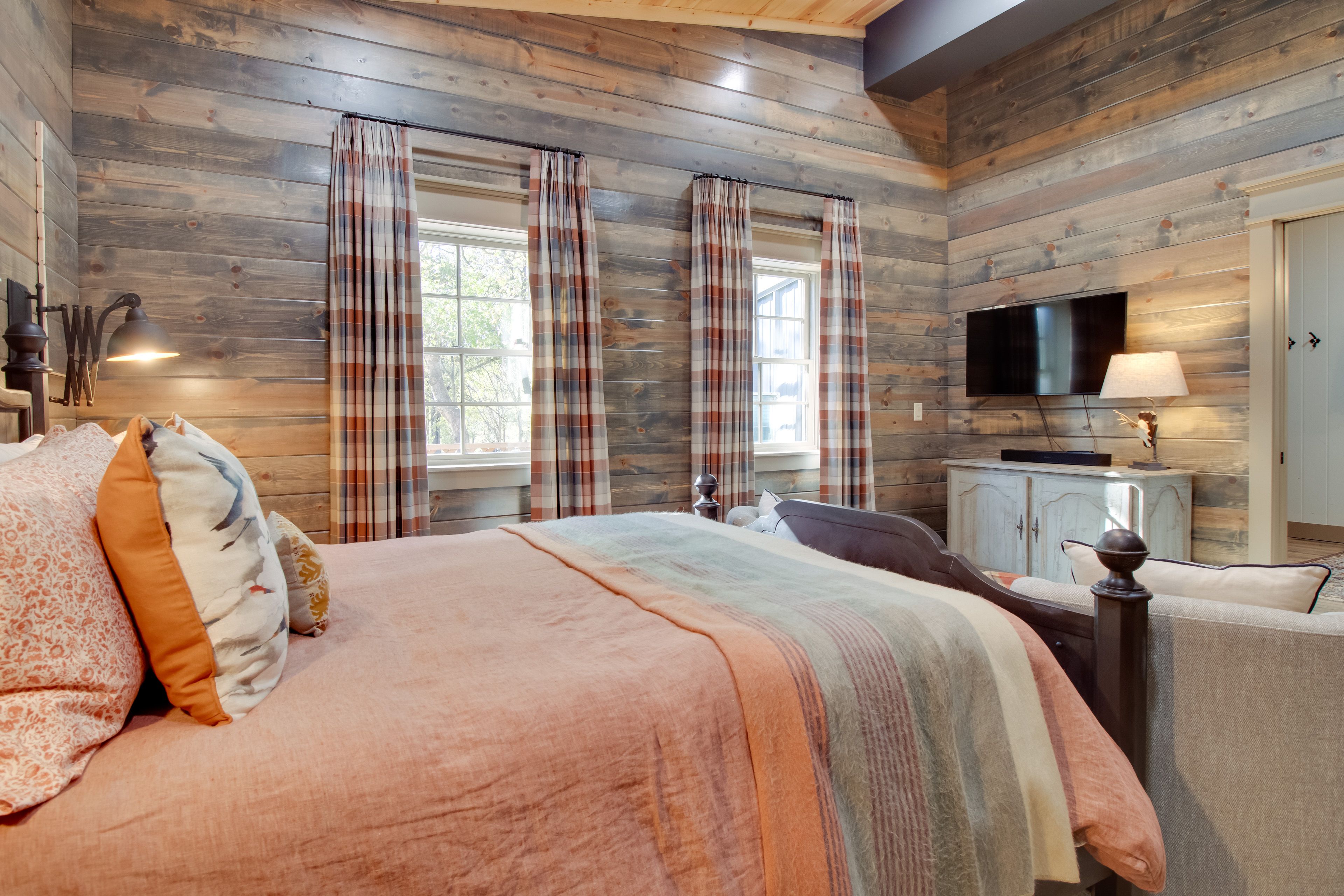 Bedroom 1 | Queen Bed | Smart TV | Linens Provided