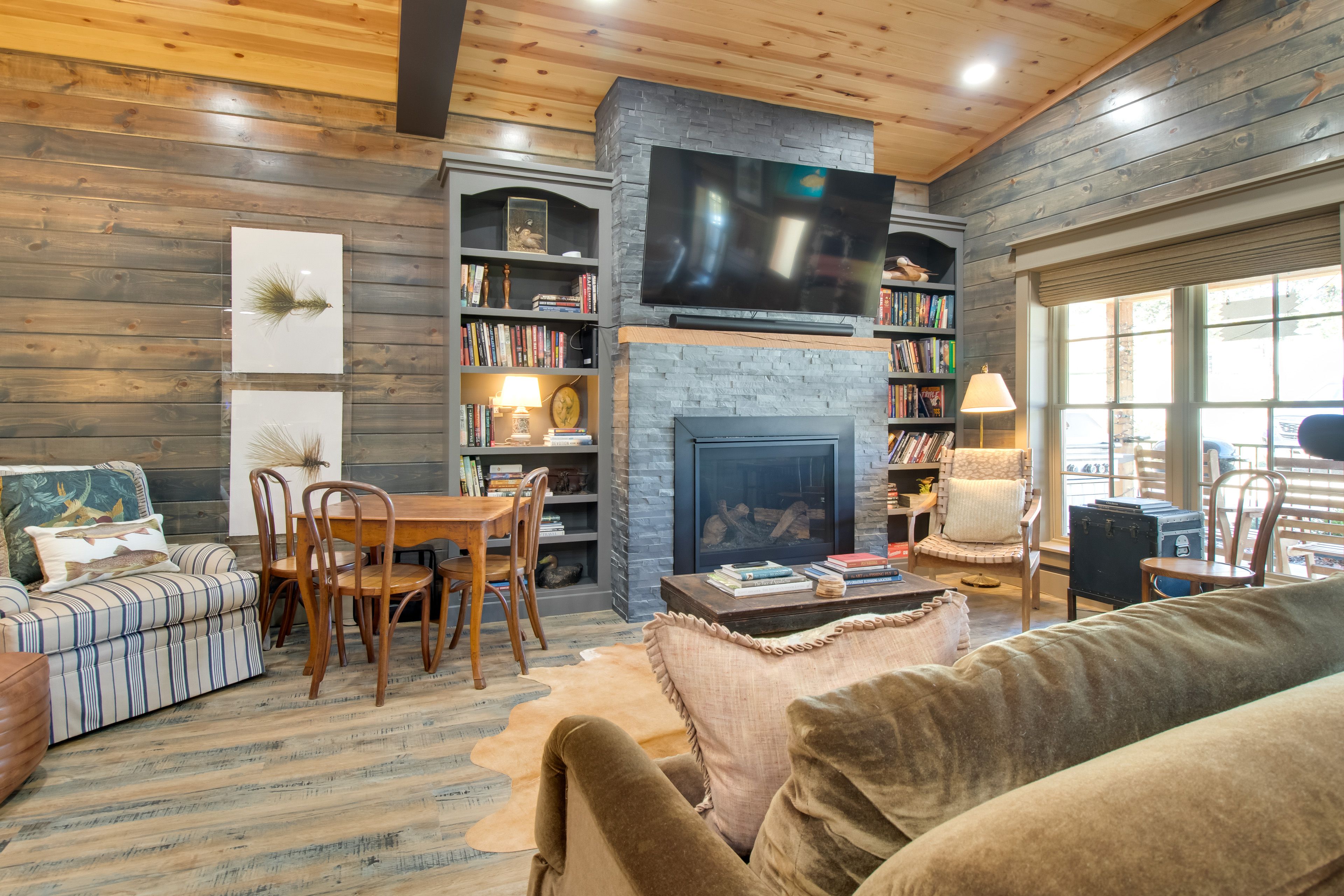 Living Room | Smart TV | Gas Fireplace | Board Games & Books