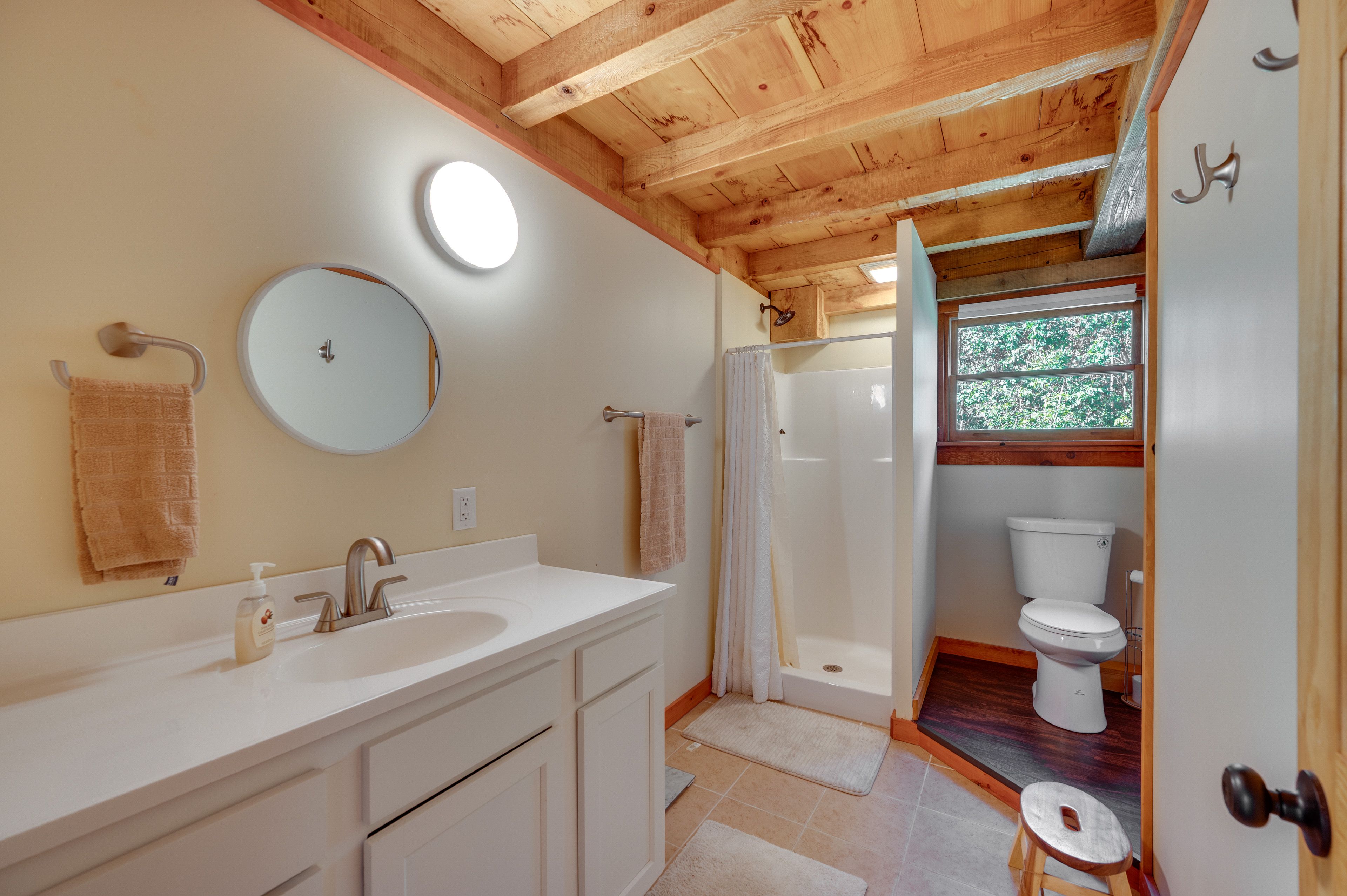 Full Bathroom | Towels & Linens Provided | 1st Floor