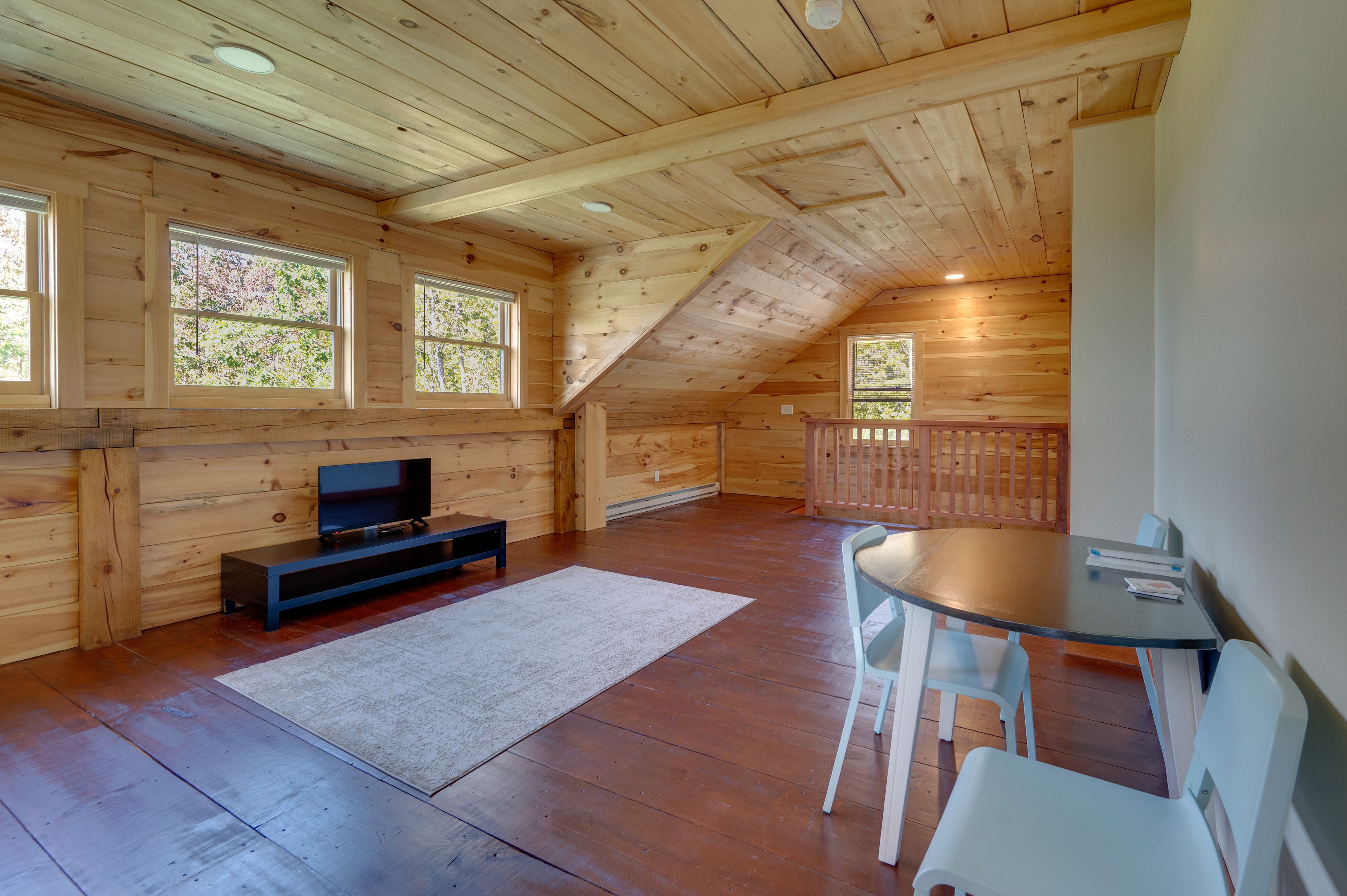 Bonus Living Area | Flat-Screen TV | 2nd Floor