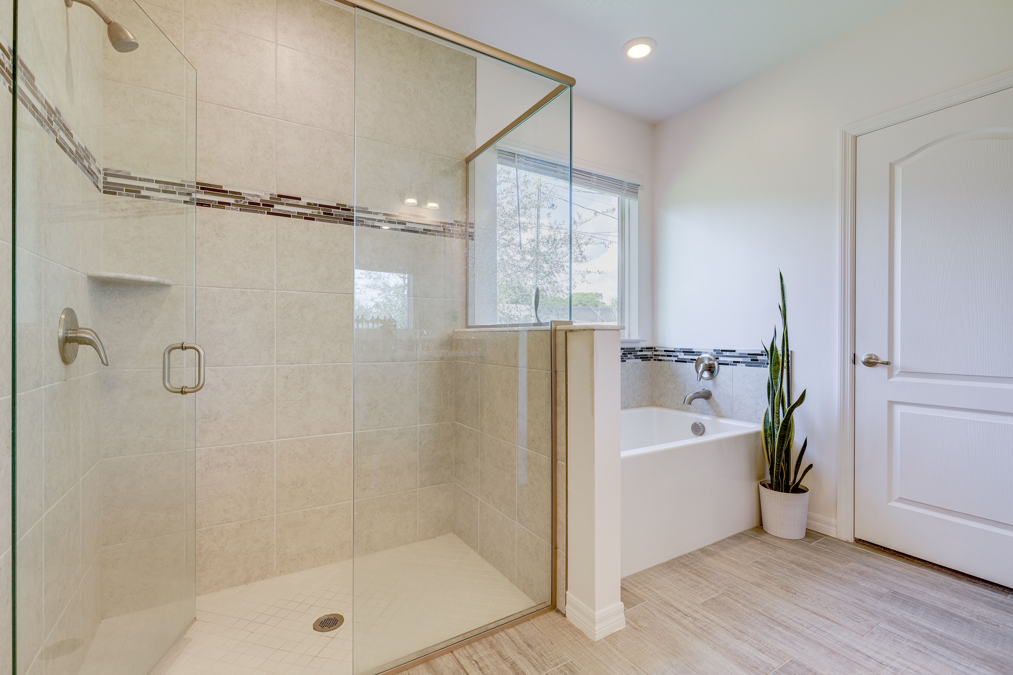 Full Bathroom | Complimentary Toiletries | Towels Provided