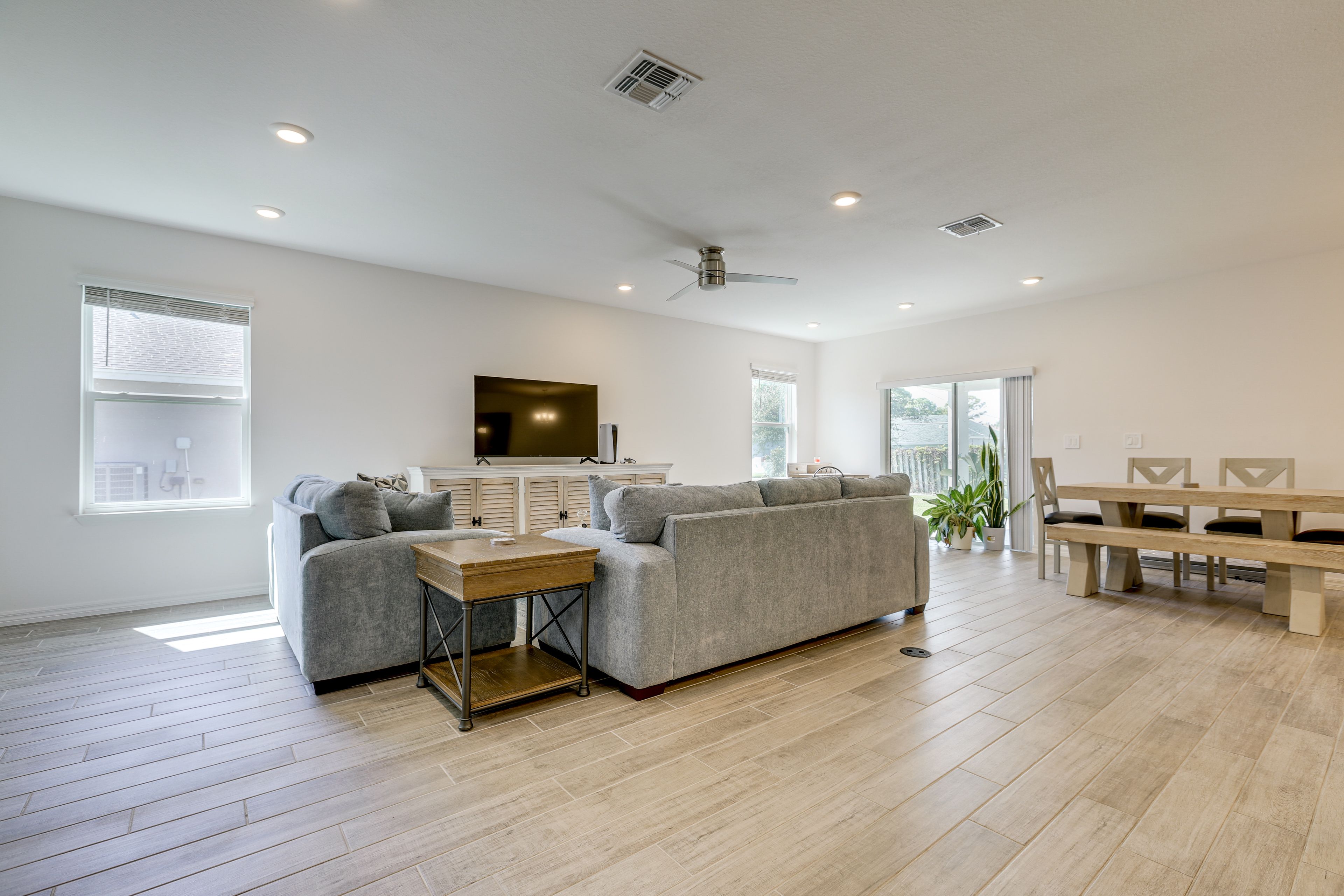 Living Room | Flat-Screen TV | Central Heating & A/C | Free WiFi