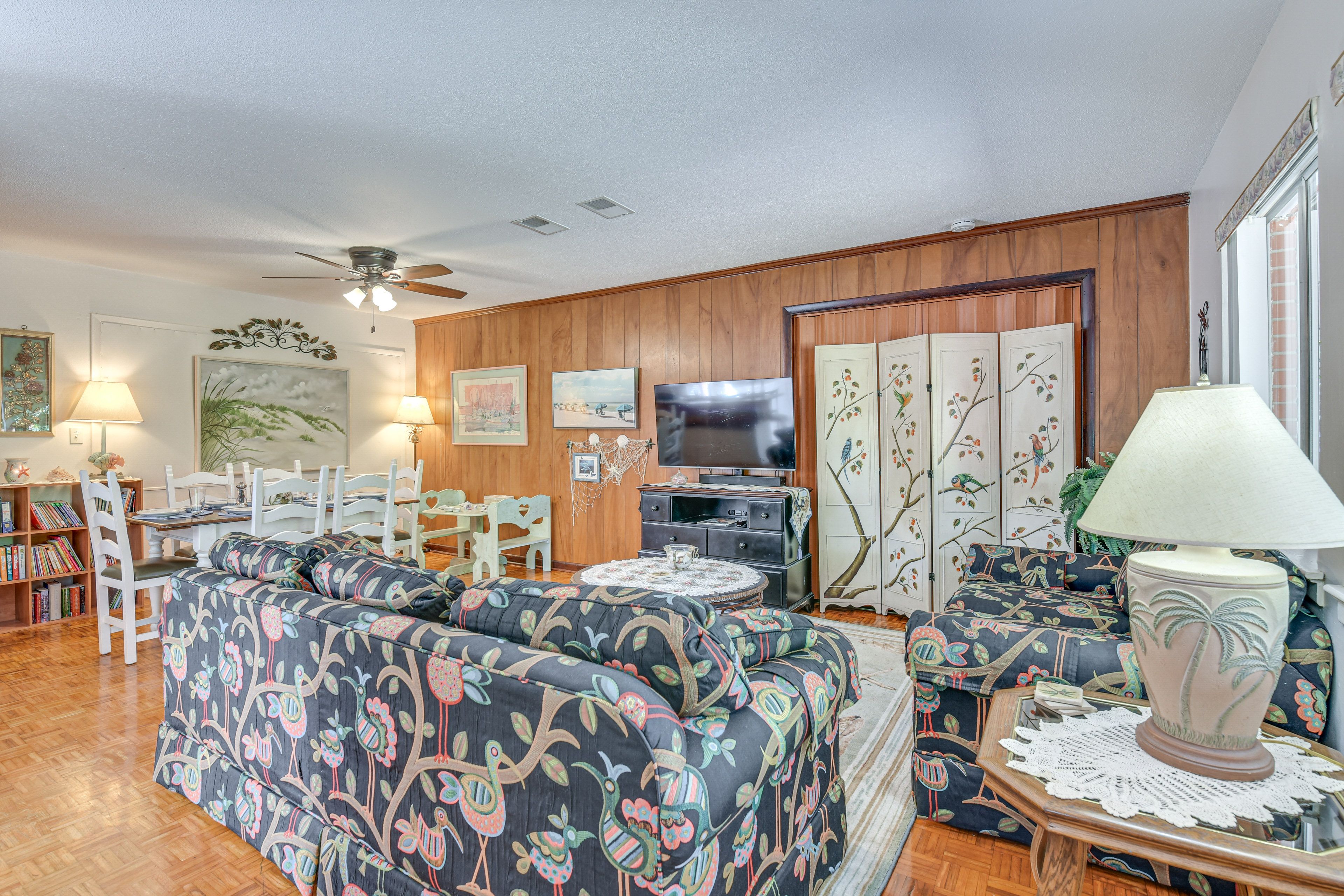 Living & Dining Area | Free WiFi | Books & Games