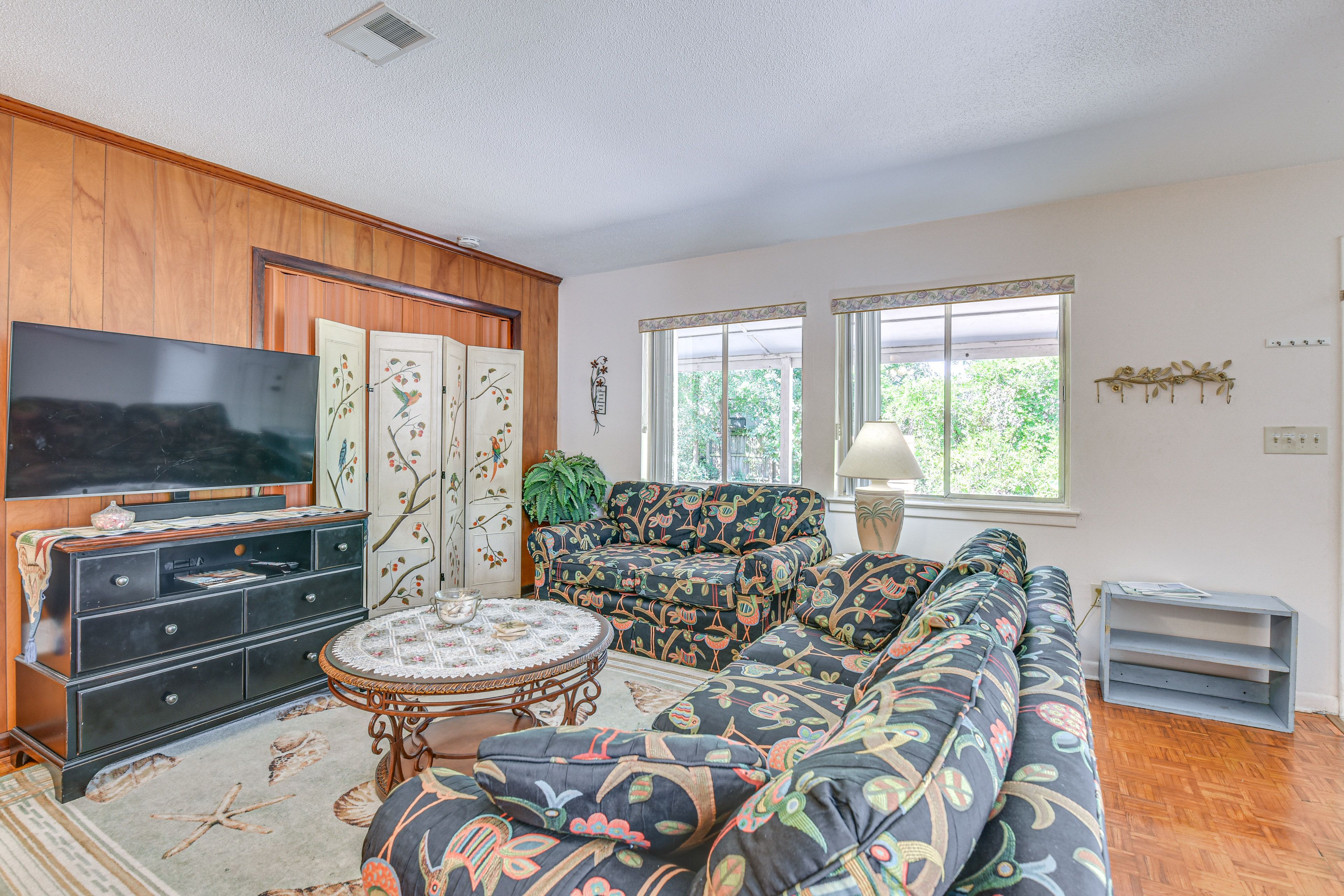 Living Room | Queen Sleeper Sofa | Smart TV | Puzzles