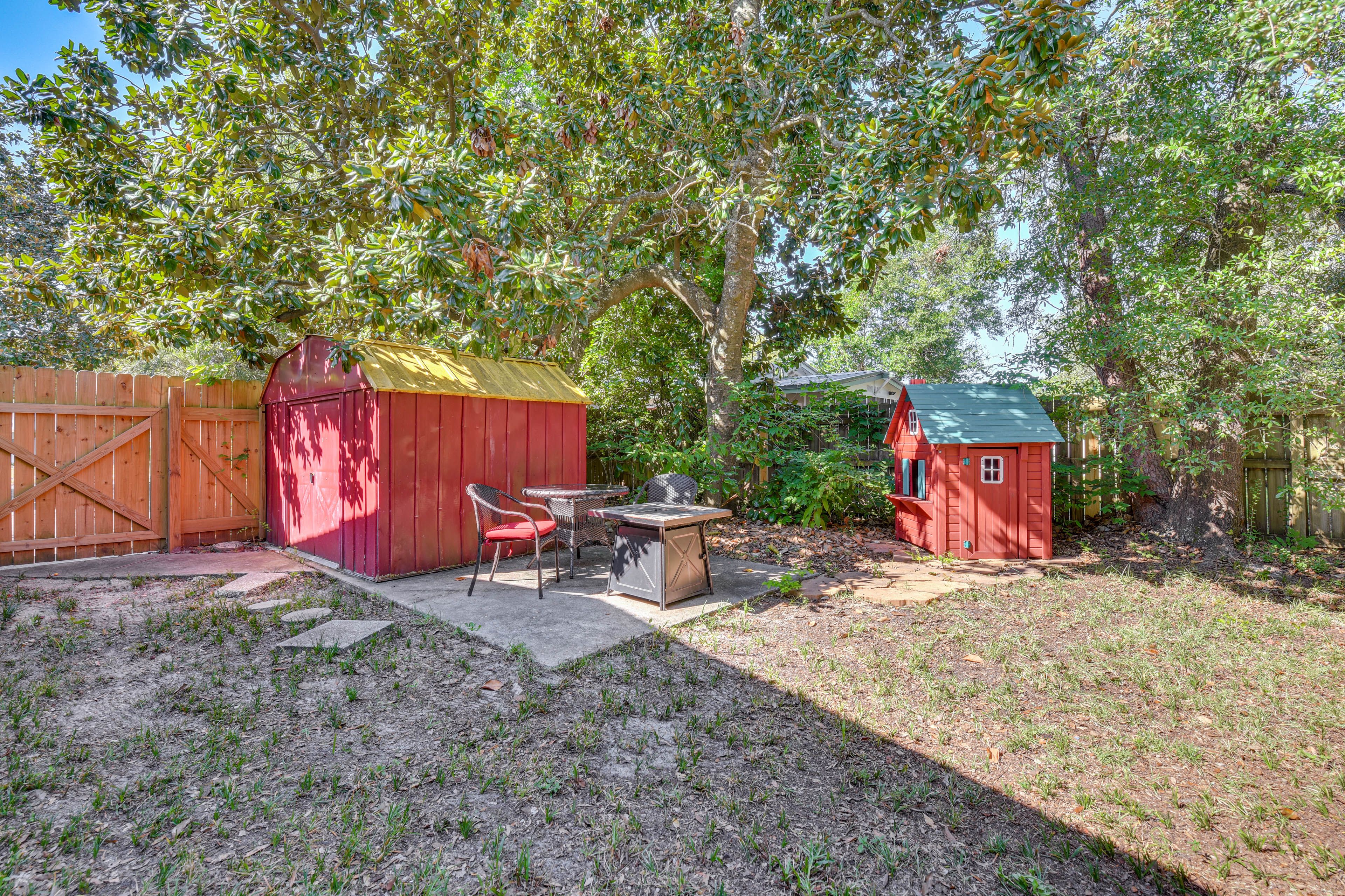 Private Backyard | Gas Fire Pit