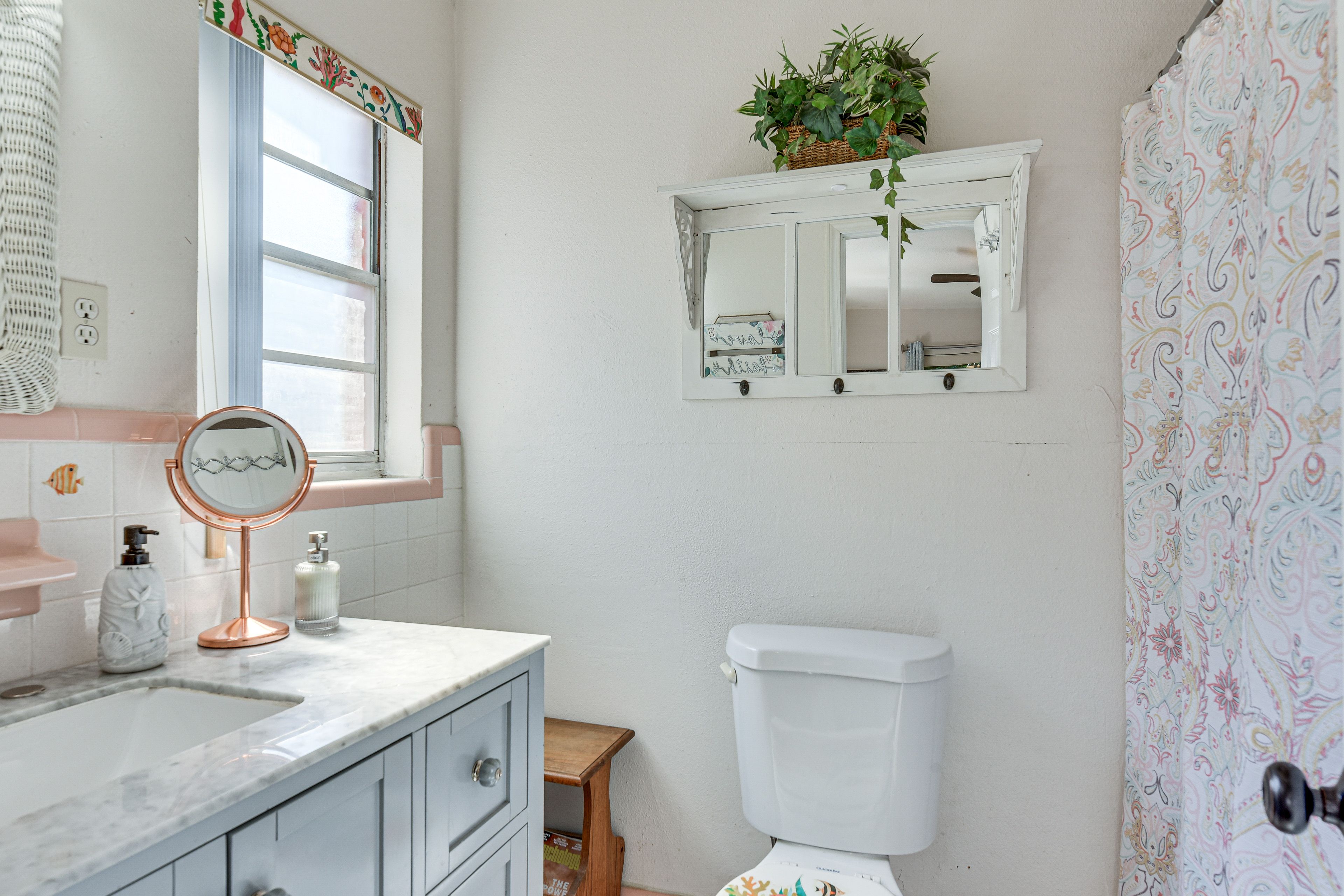 En-Suite Bathroom | Towels & Linens Provided