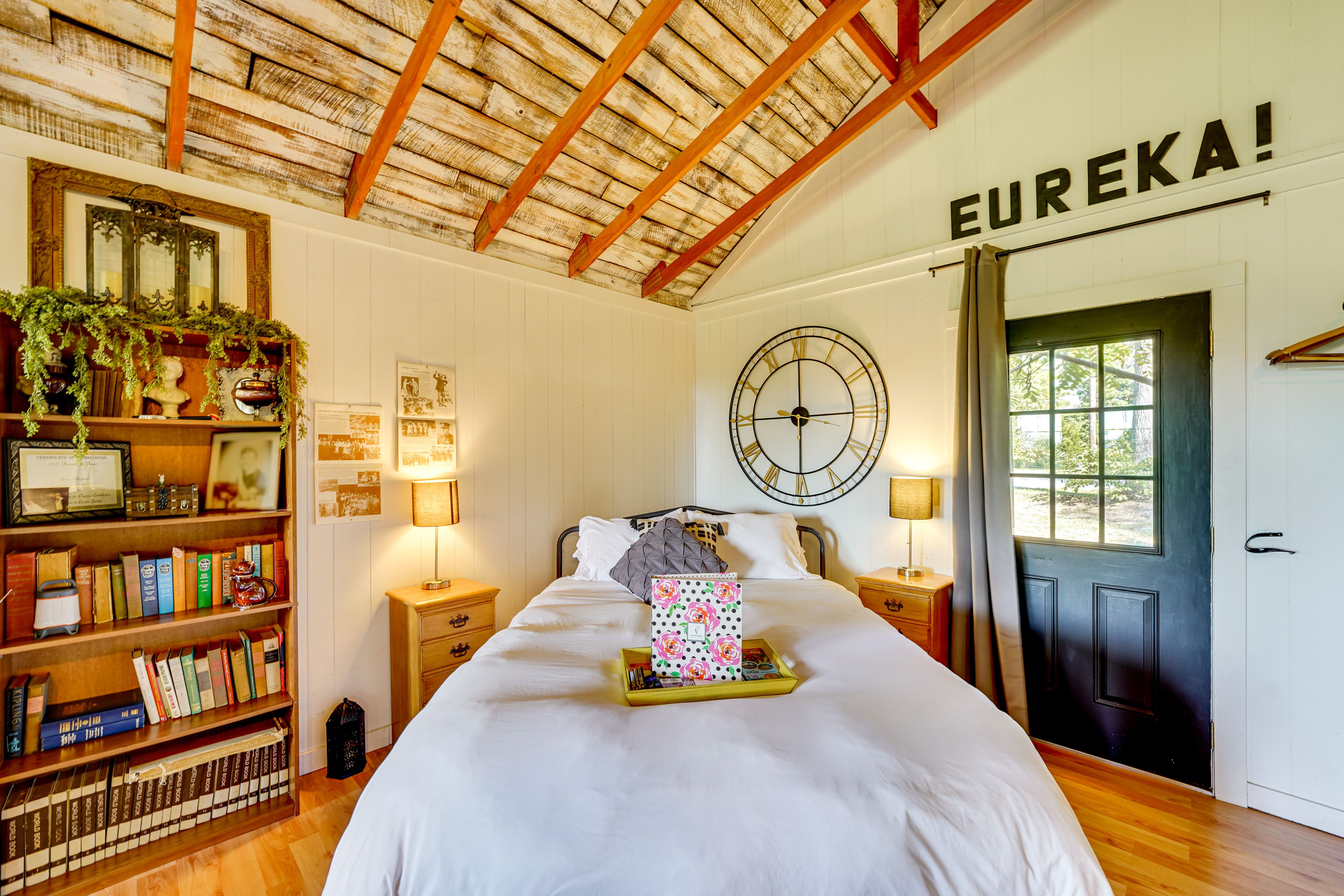 Studio | Queen Bed | Linens Provided