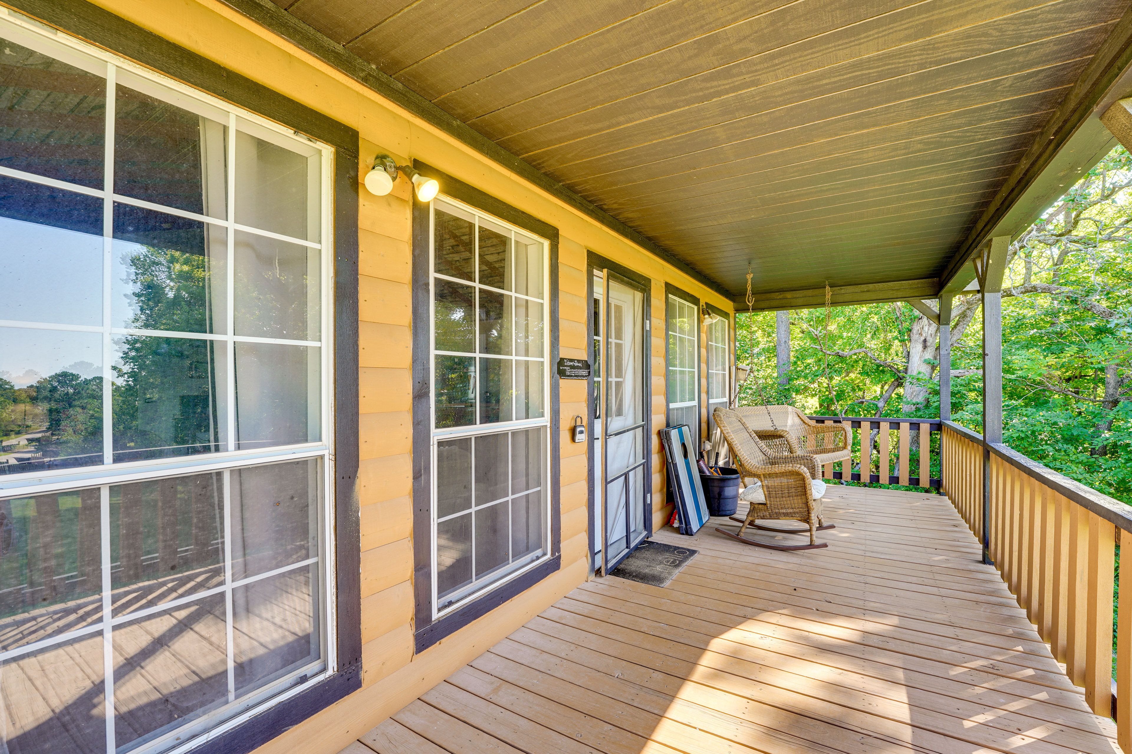 Furnished Porch | 6 Mi to Onyx Cave