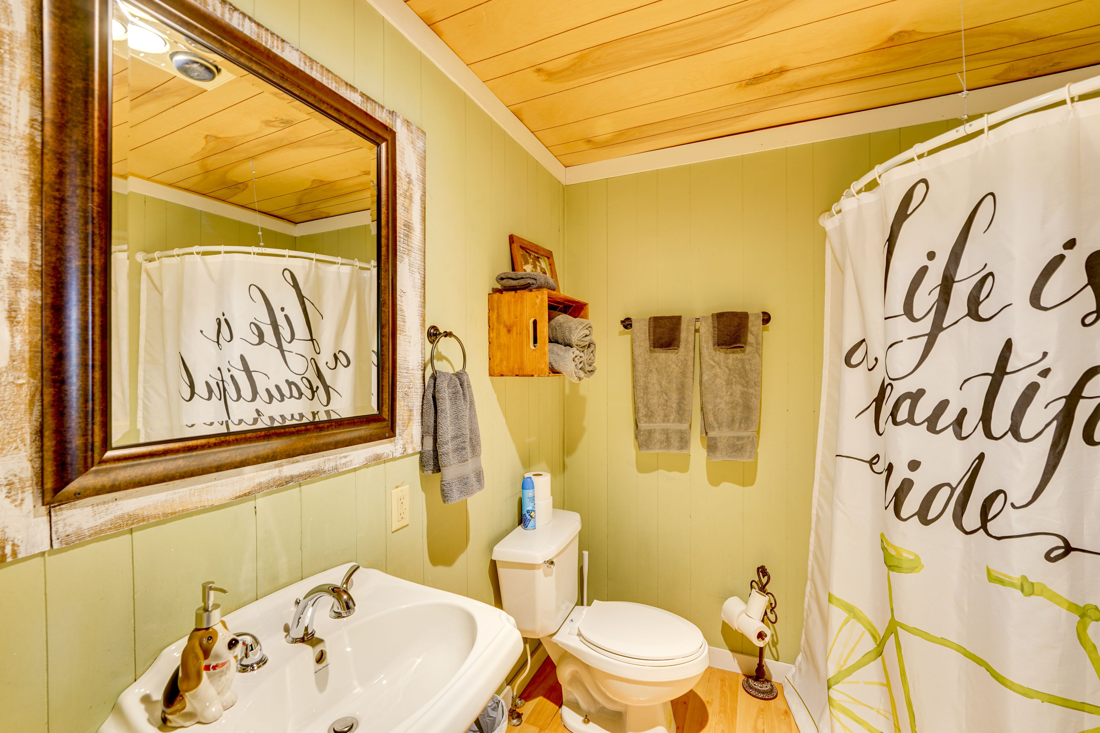 Bathroom | Towels Provided | Complimentary Toiletries | Hair Dryer