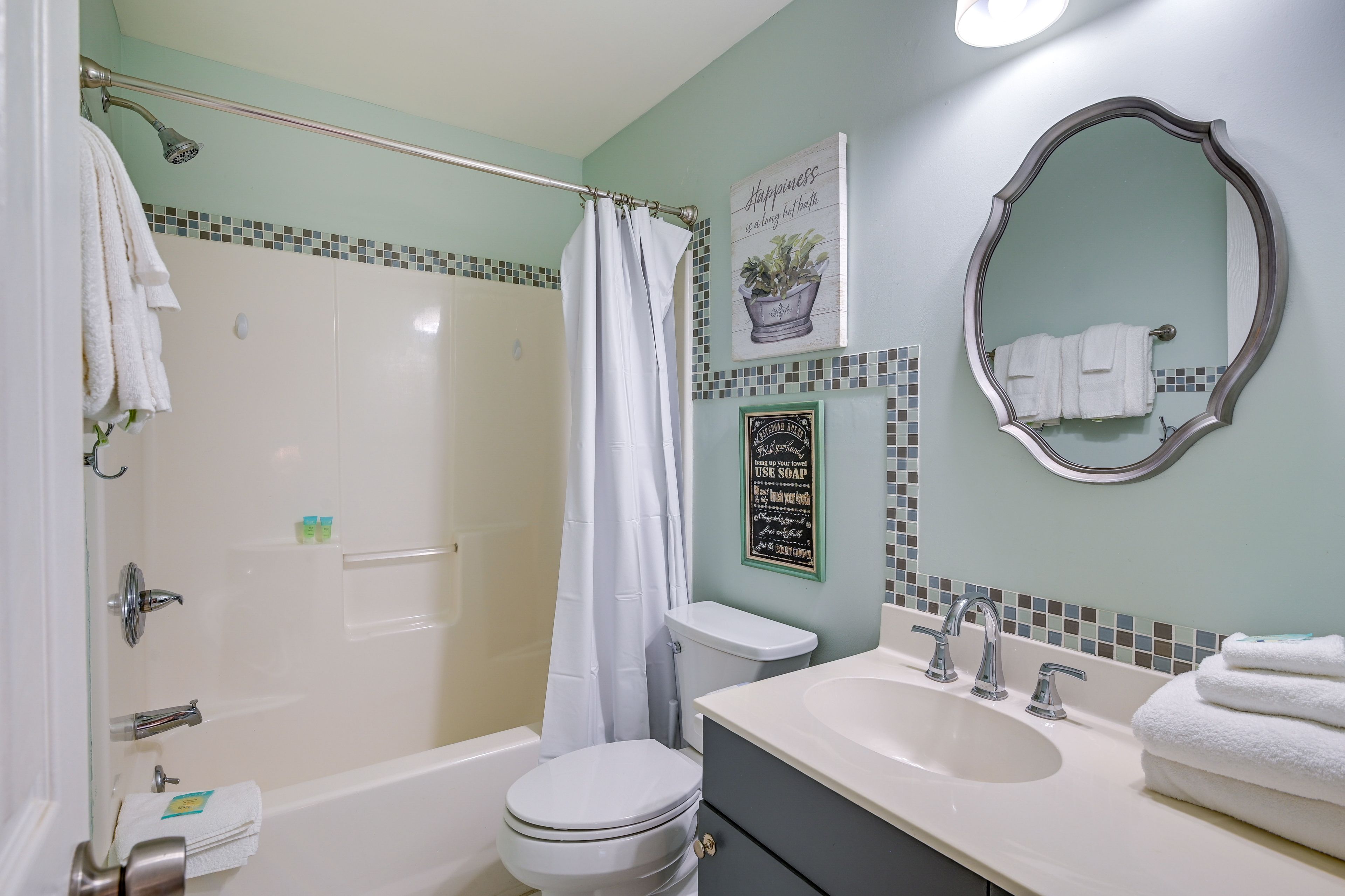 Full Bathroom | Towels Provided