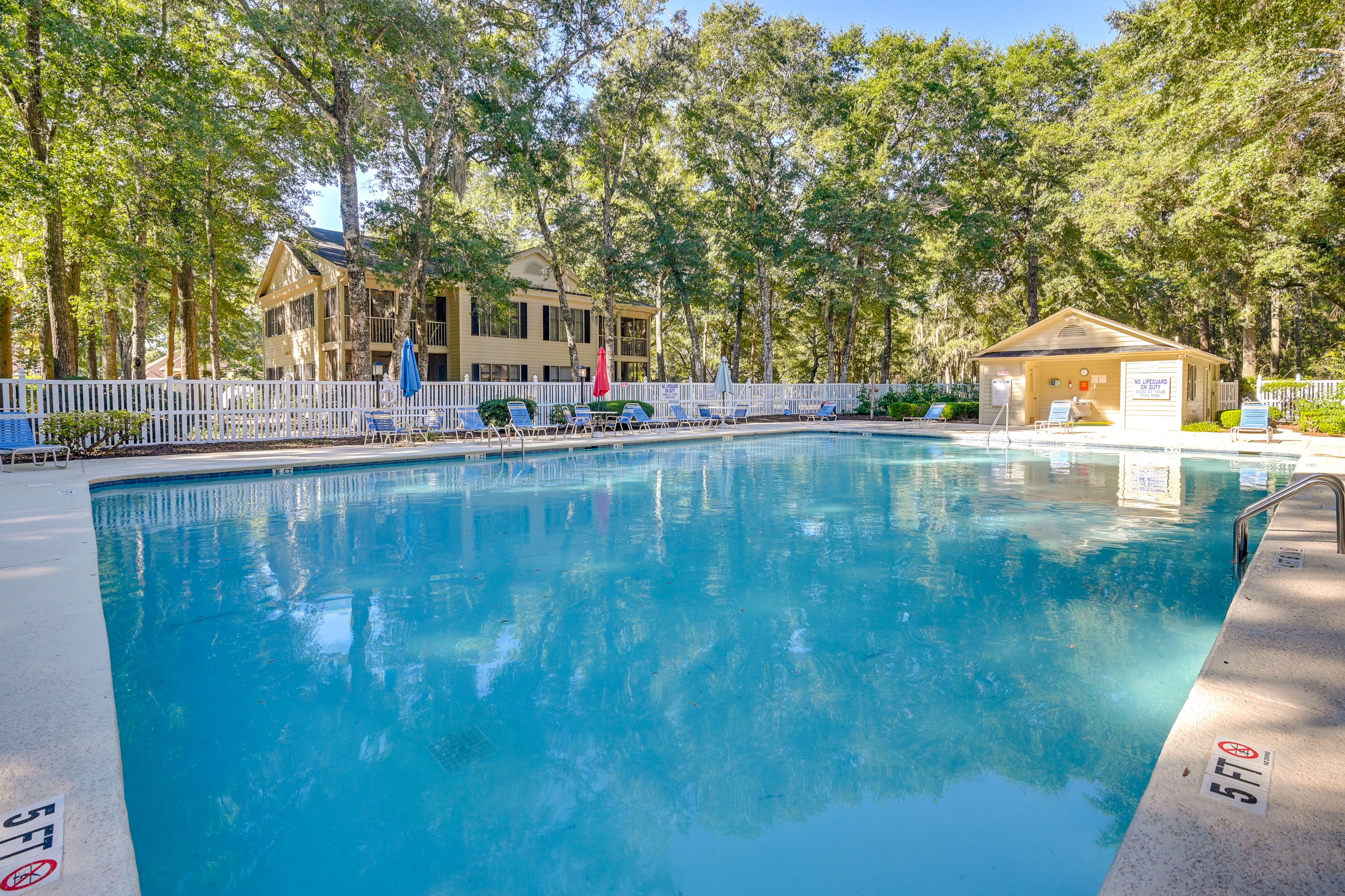 Pawleys Plantation in Weehawka Woods | Community Pool Area