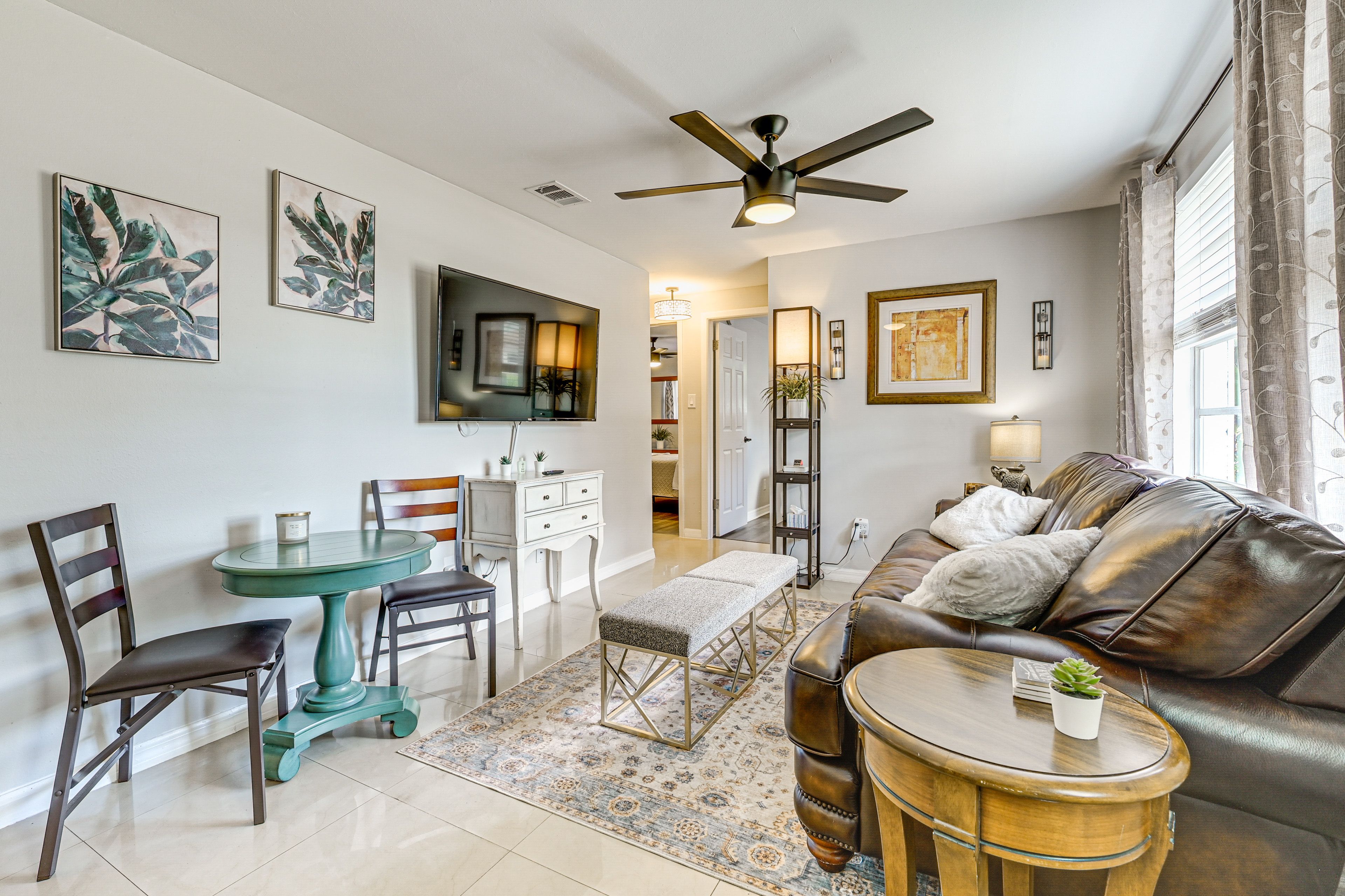 Living Room | Central Air Conditioning/Heat