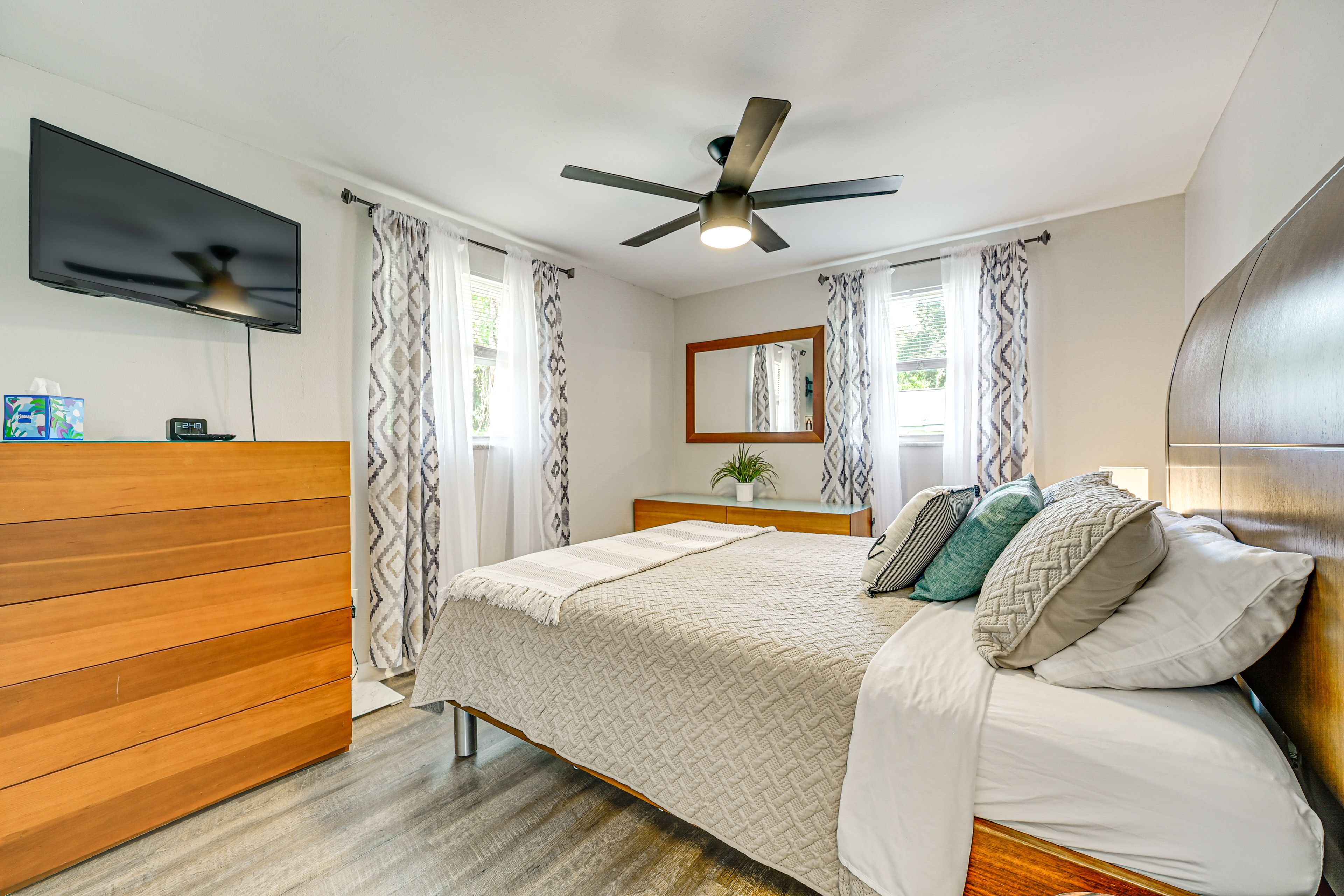 Bedroom 1 | Queen Bed