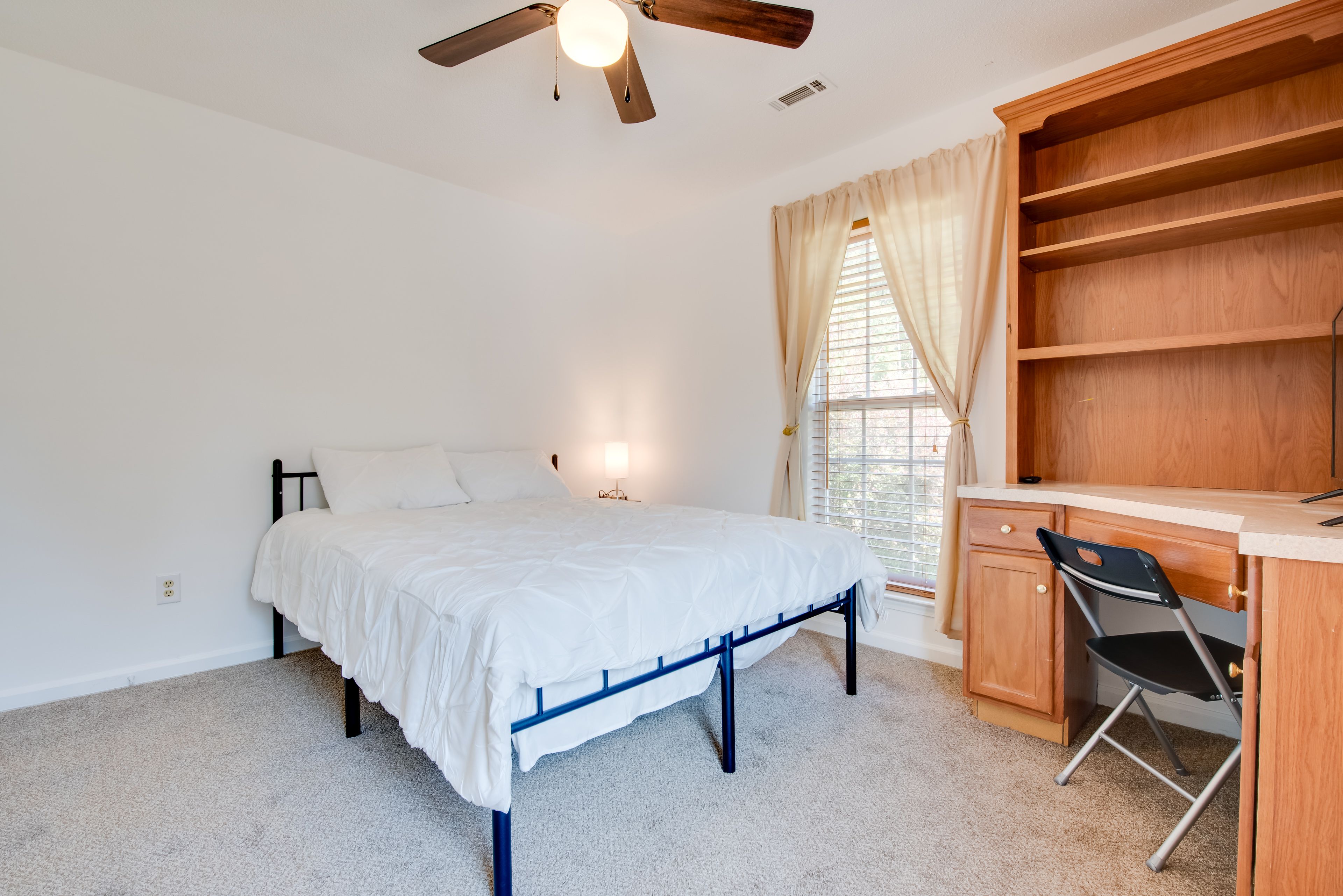 Bedroom 2 | Queen Bed | Smart TV | Workspace